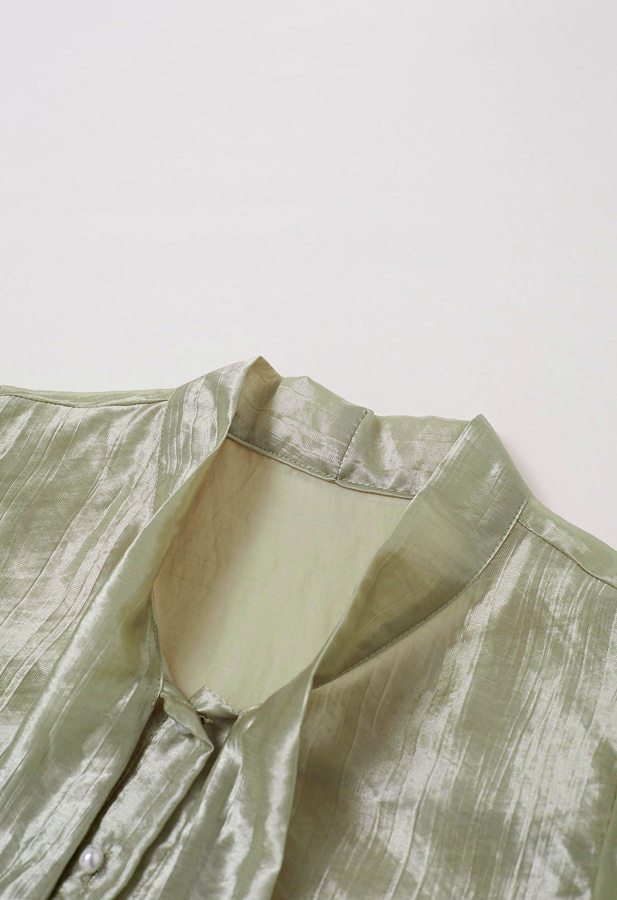Chemise avec nœud à nouer en satin texturé en vert mousse