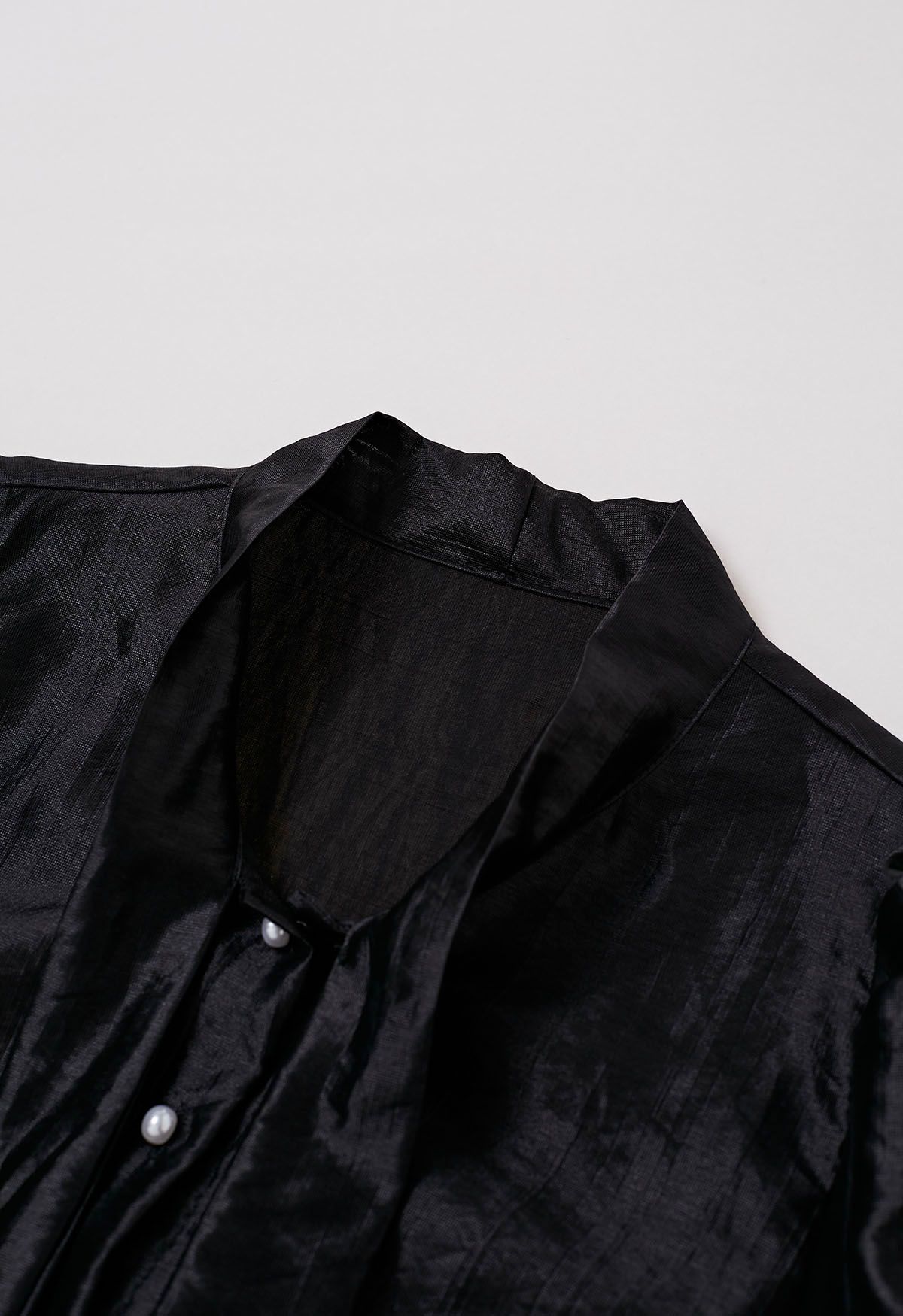 Chemise avec nœud à nouer en satin texturé en noir