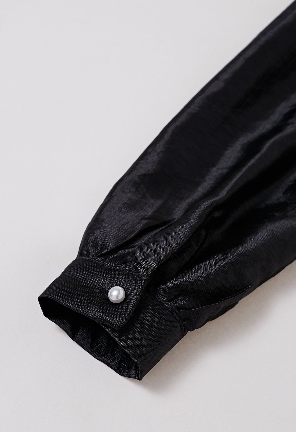 Chemise avec nœud à nouer en satin texturé en noir