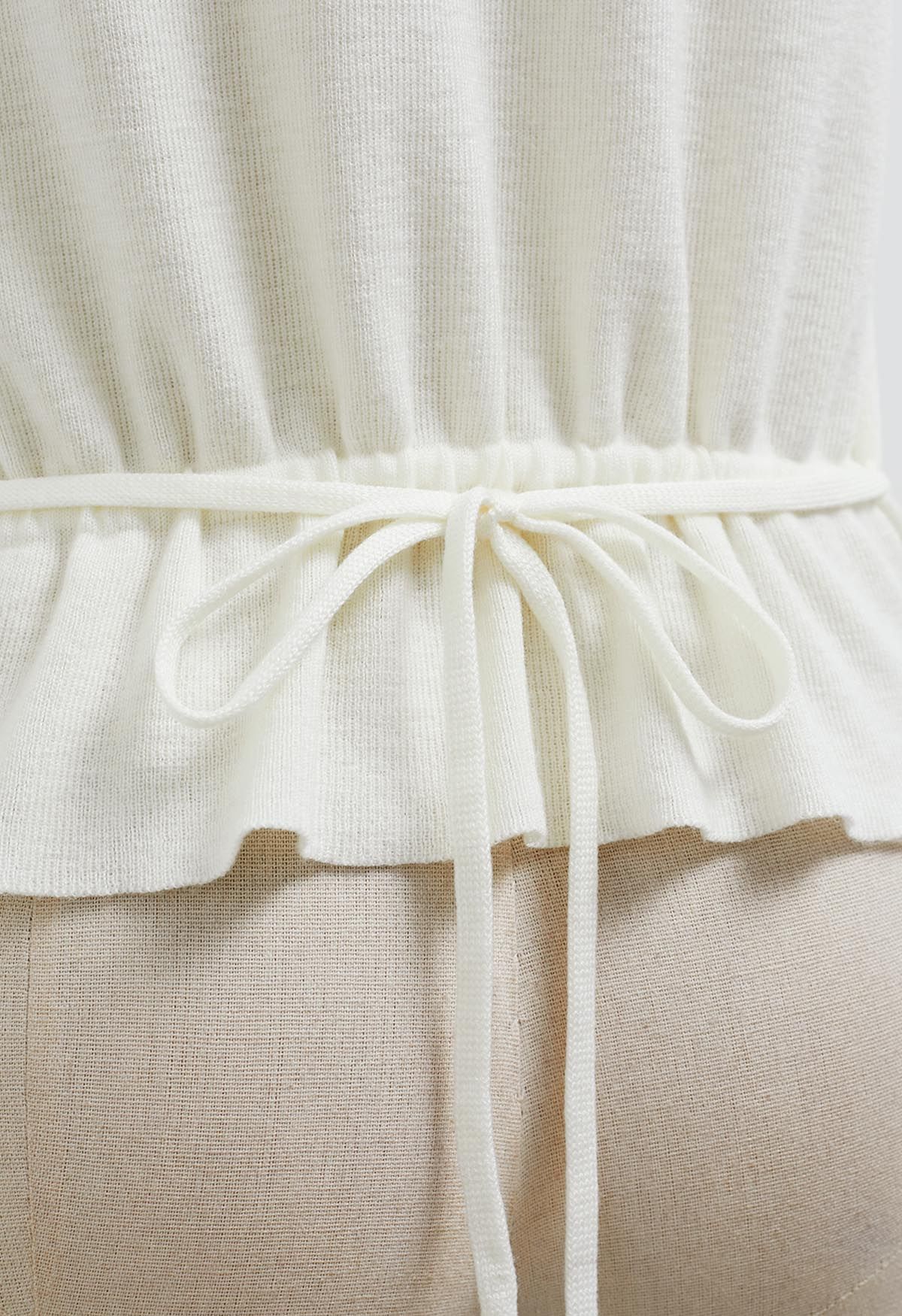 Haut en tricot à col montant avec cordon de serrage au dos en blanc