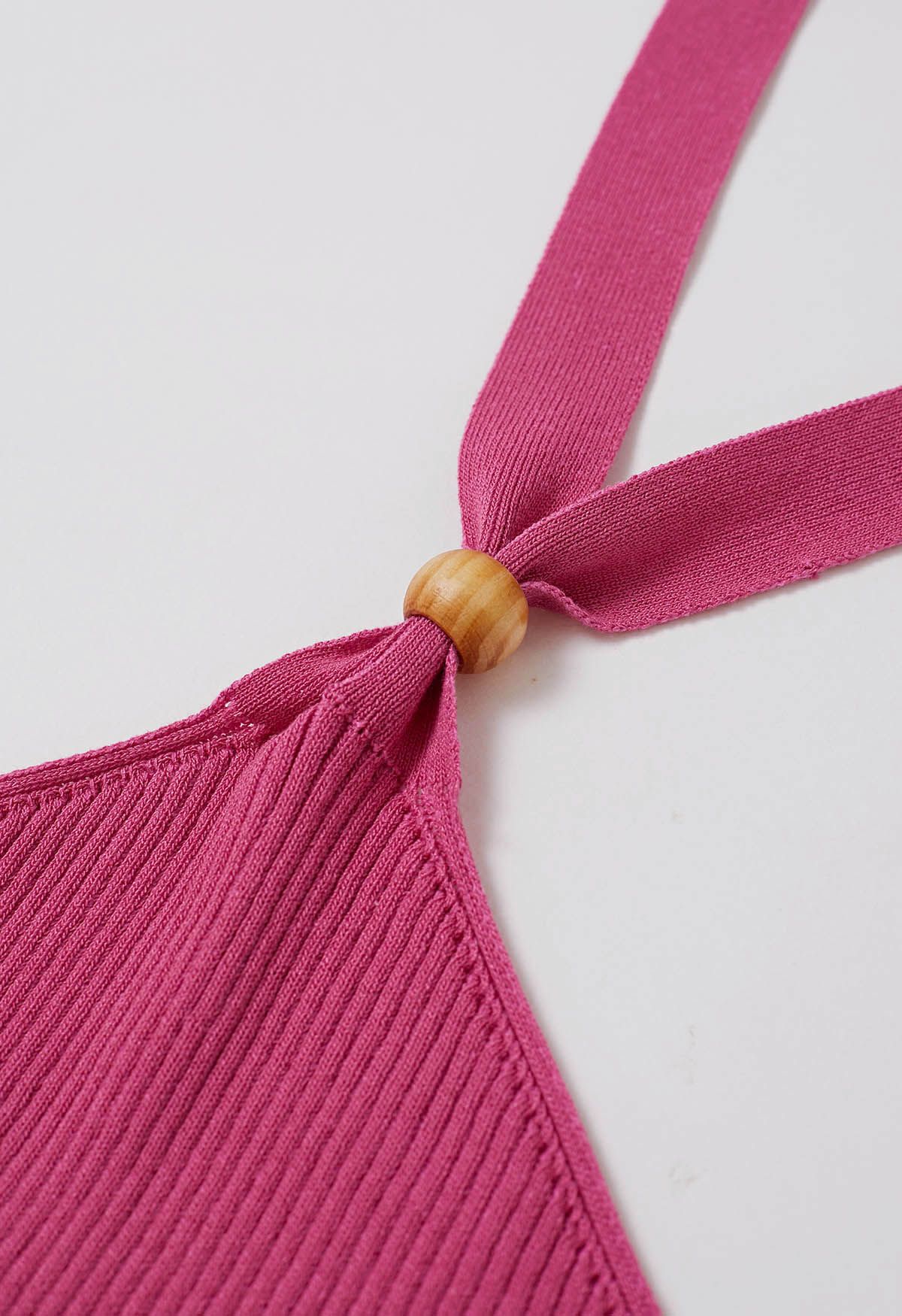 Haut en tricot dos nu à décor de perles en bois en rose vif