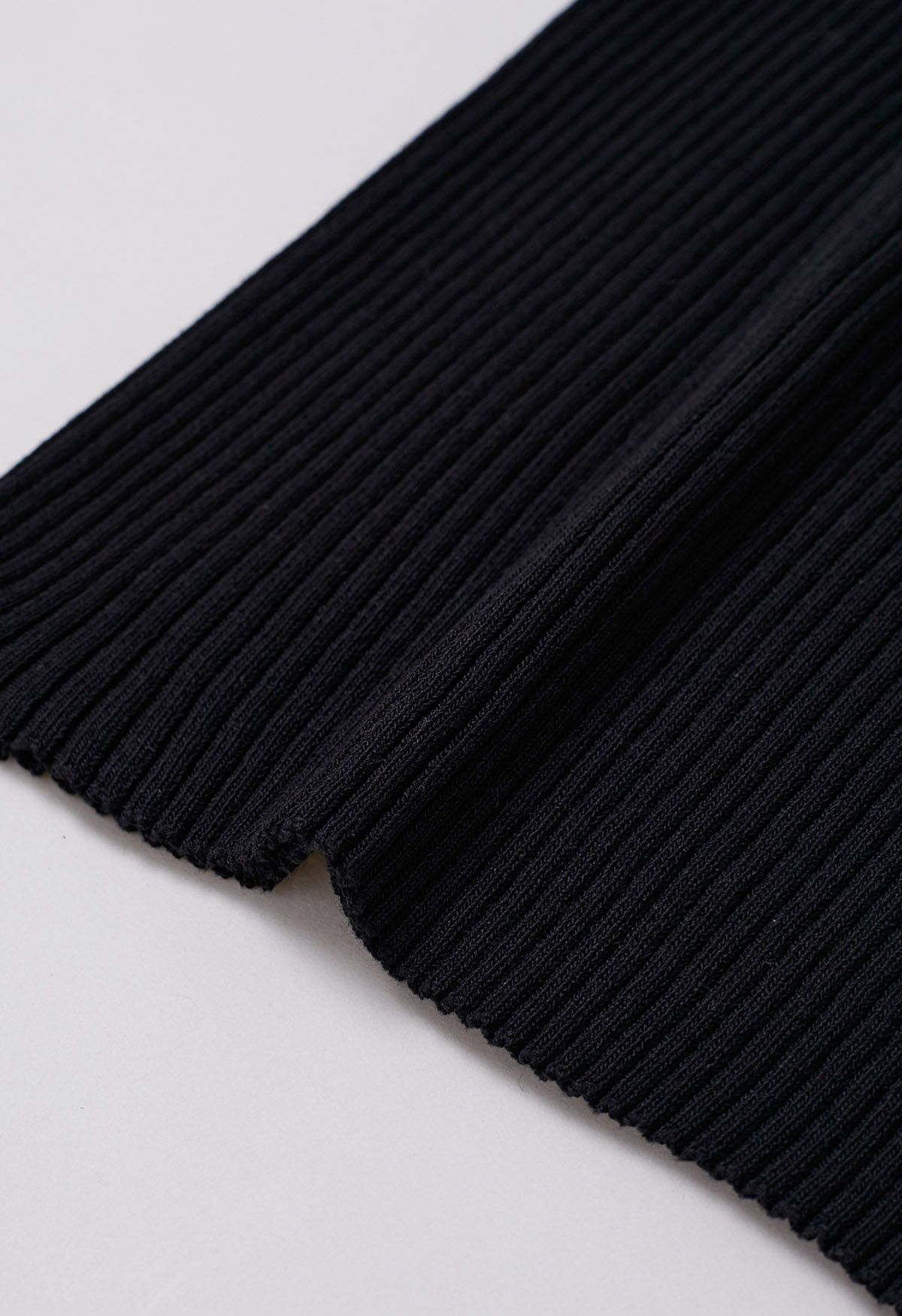 Haut en tricot dos nu à décor de perles en bois en noir