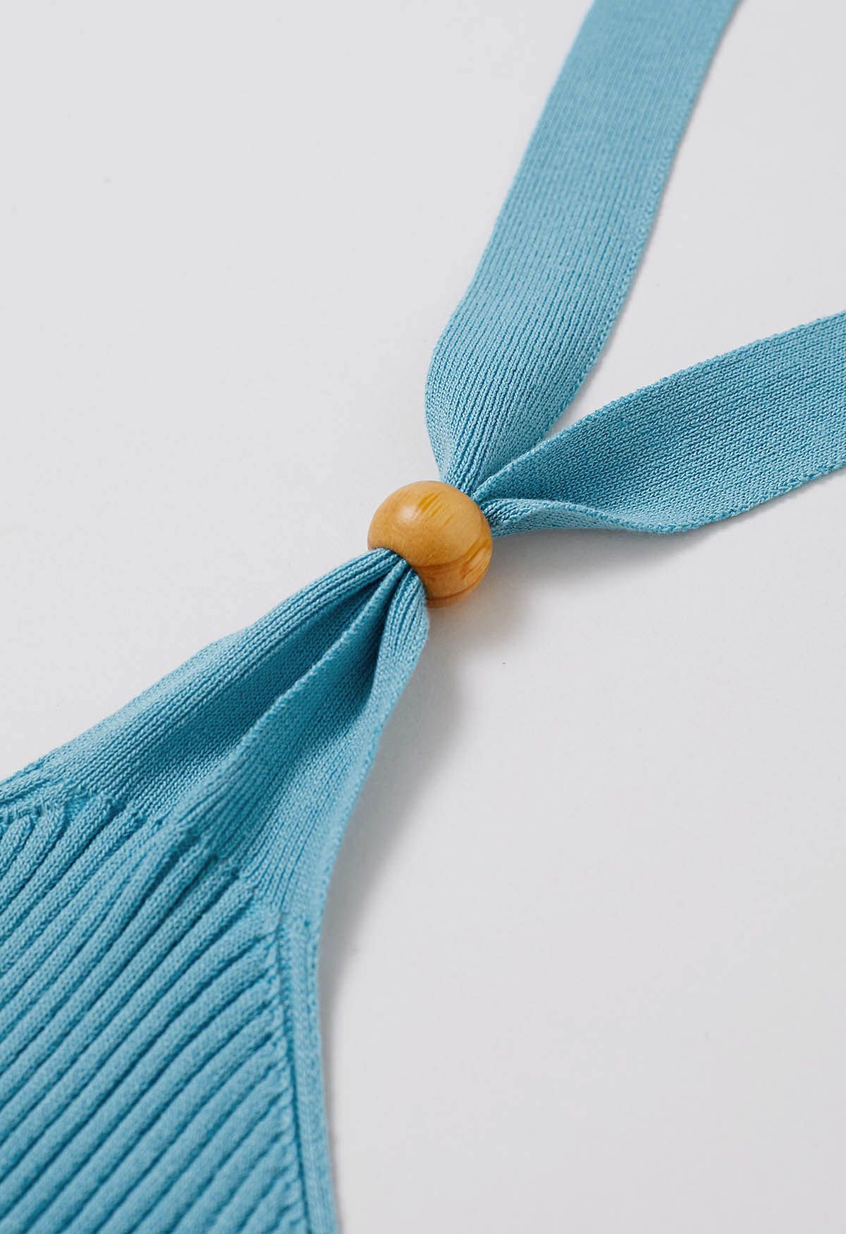 Haut en tricot dos nu à décor de perles en bois en bleu