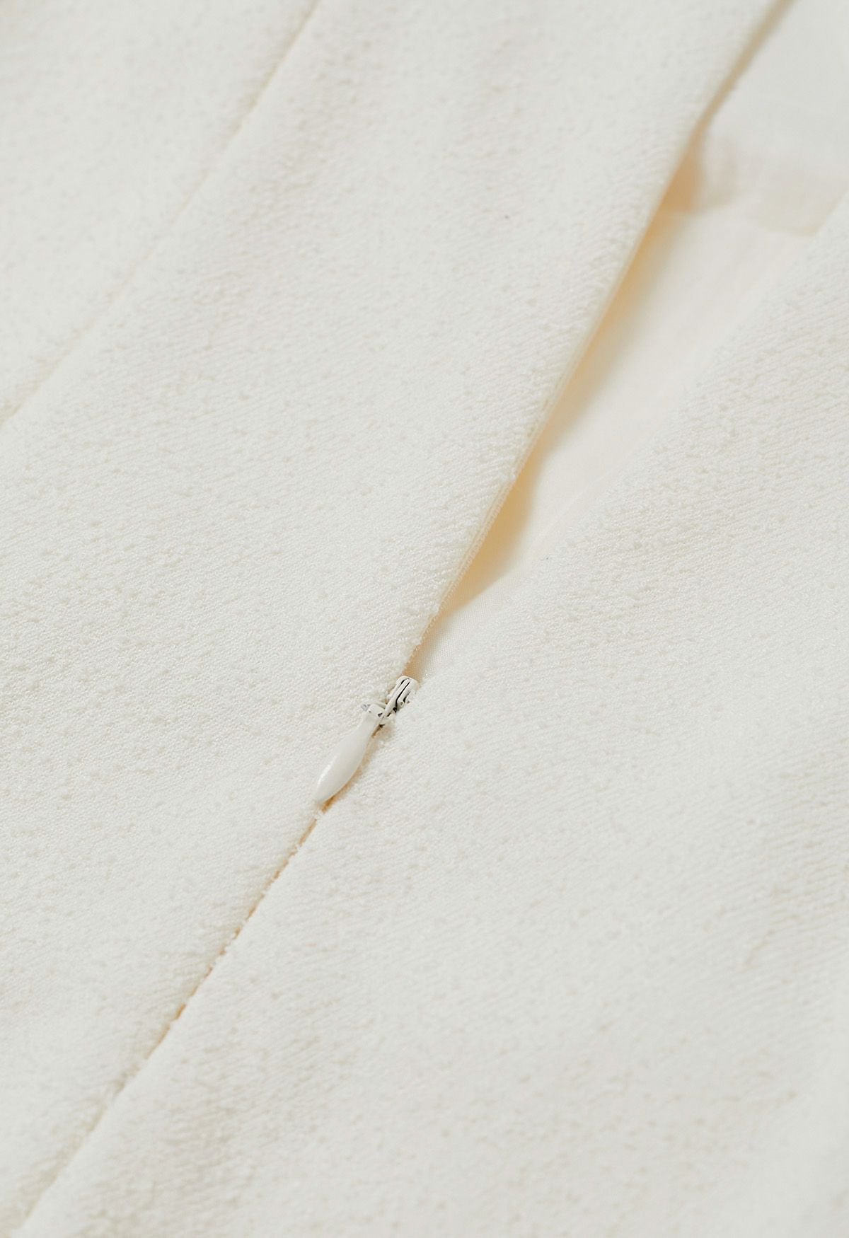 Robe caraco texturée à franges ludiques en crème