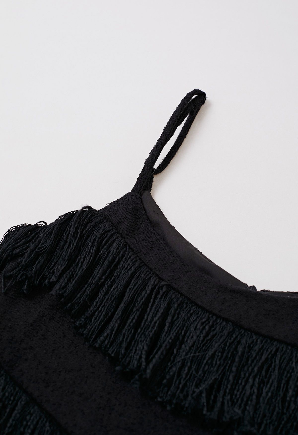 Robe caraco texturée à franges ludique en noir