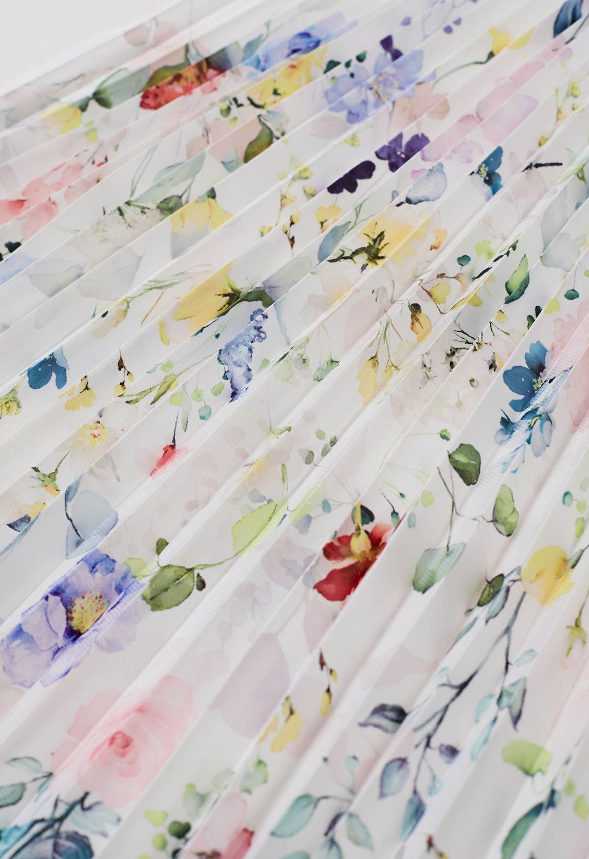 Blossoming Day - Robe longue plissée aquarelle en blanc