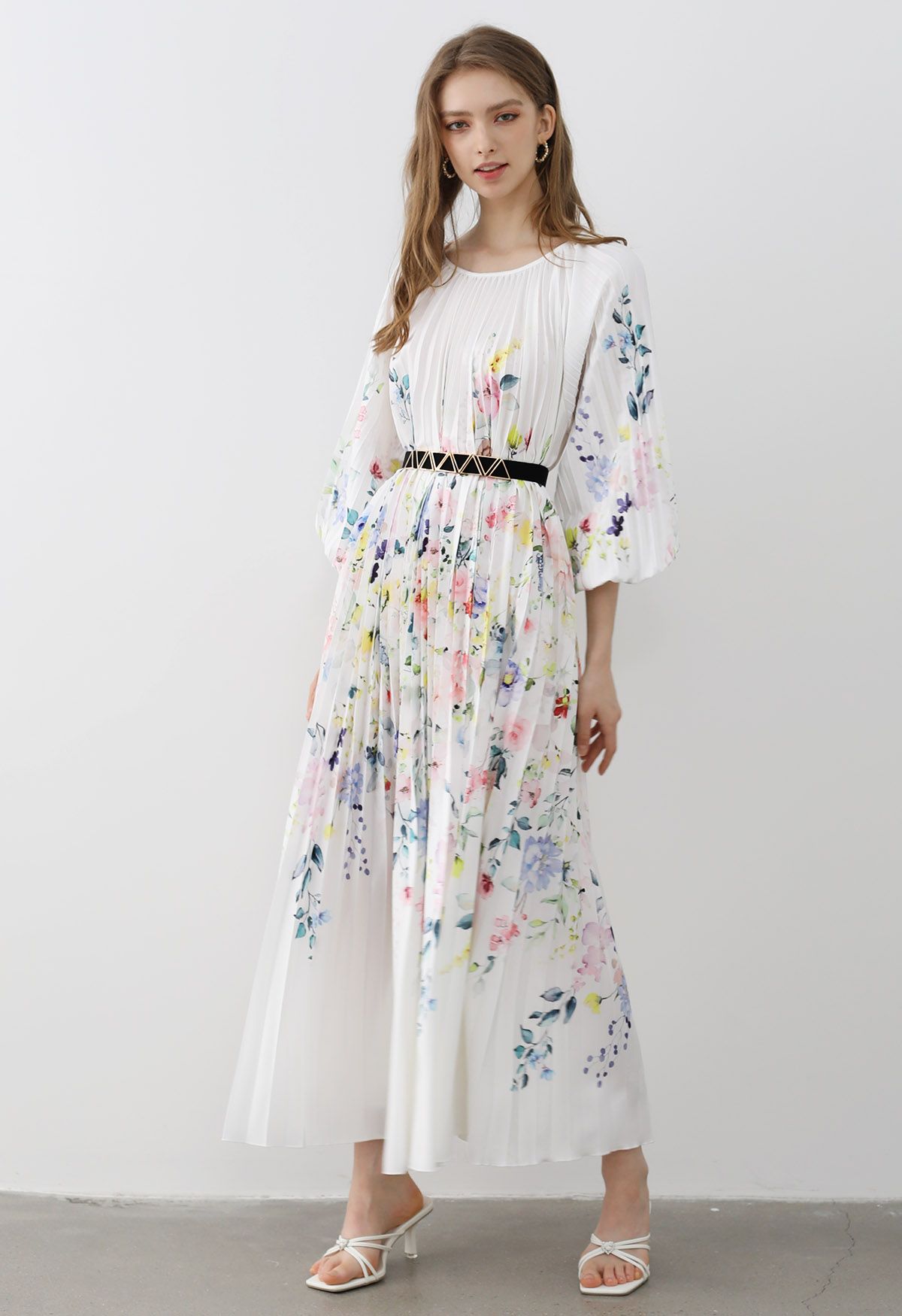 Blossoming Day - Robe longue plissée aquarelle en blanc