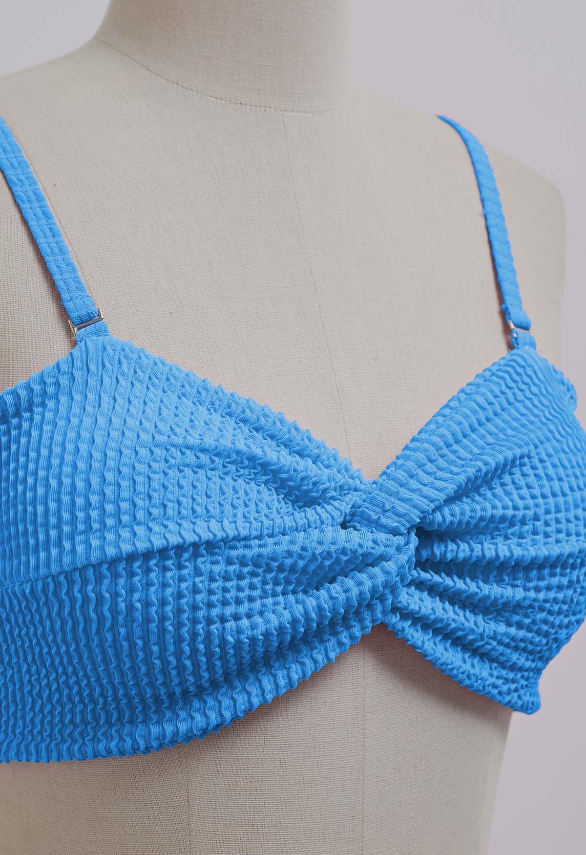 Ensemble de bikini torsadé à texture ondulée trois pièces en bleu