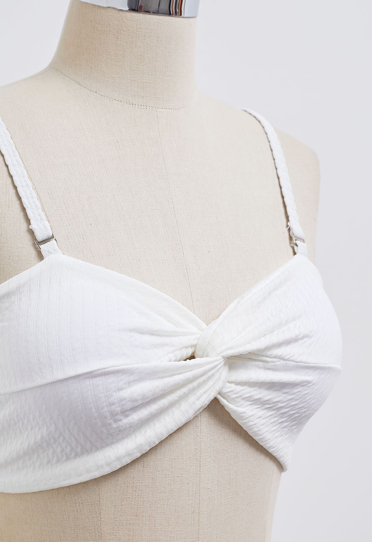 Ensemble de bikini torsadé à texture ondulée trois pièces en blanc