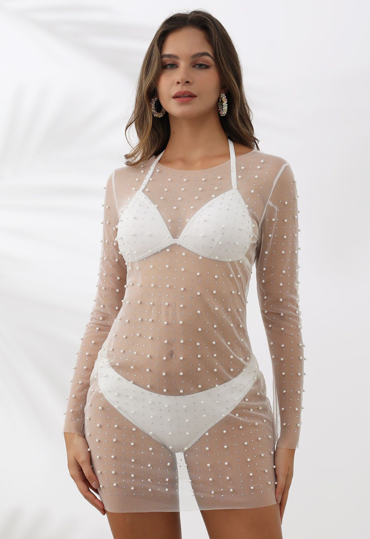 Robe cache-maillot en maille transparente ornée de perles en blanc