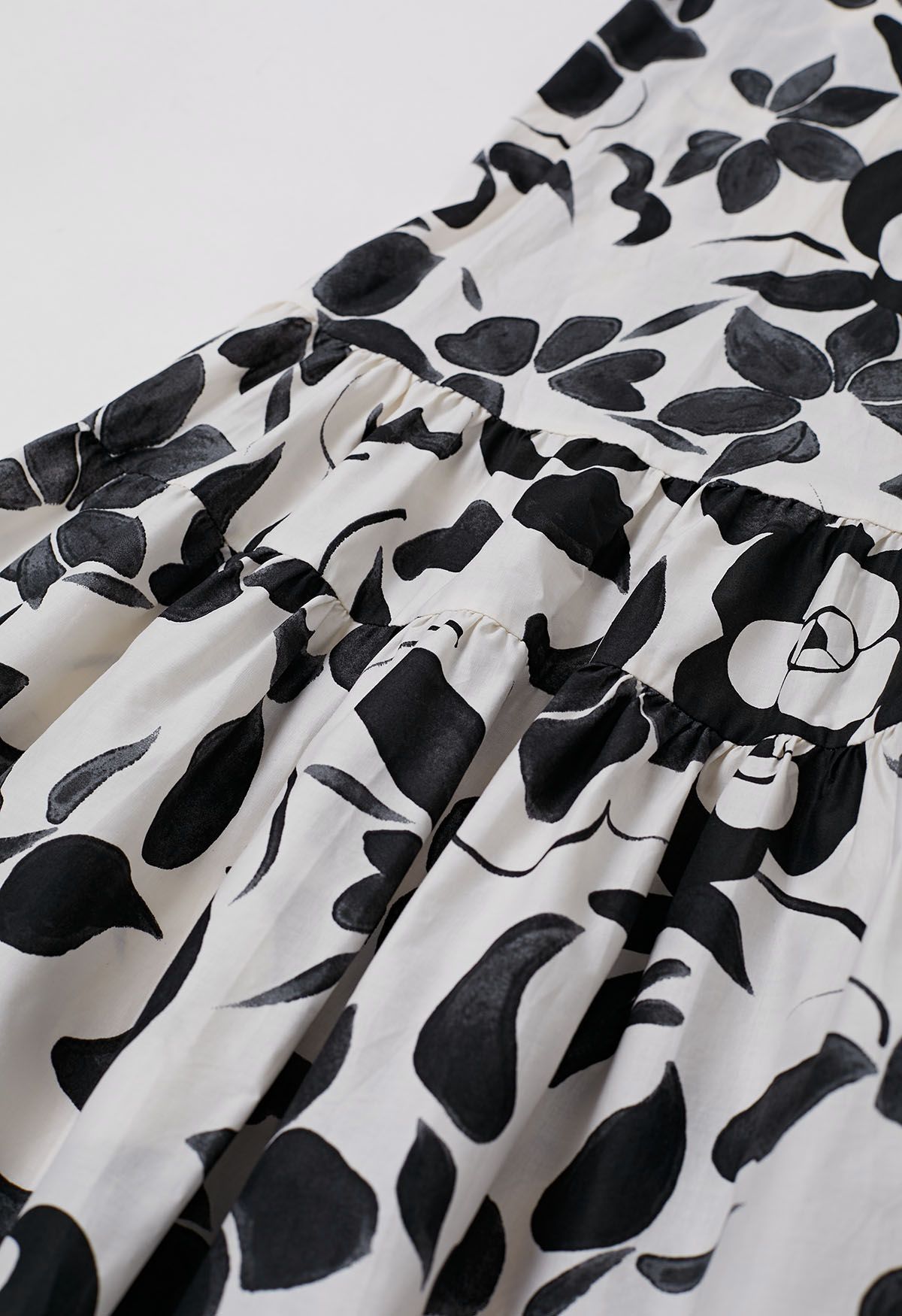 Robe en coton à volants et épaules dénudées à fleurs noires