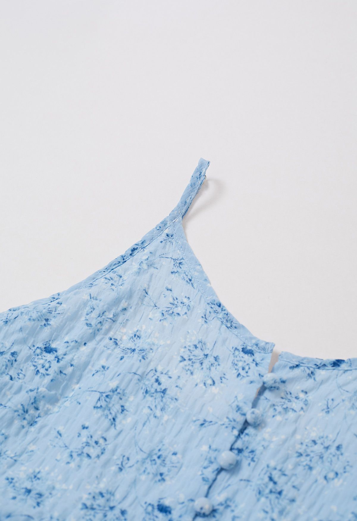 Robe mi-longue à bretelles fleurie boutonnée sur le devant et à volants, en bleu