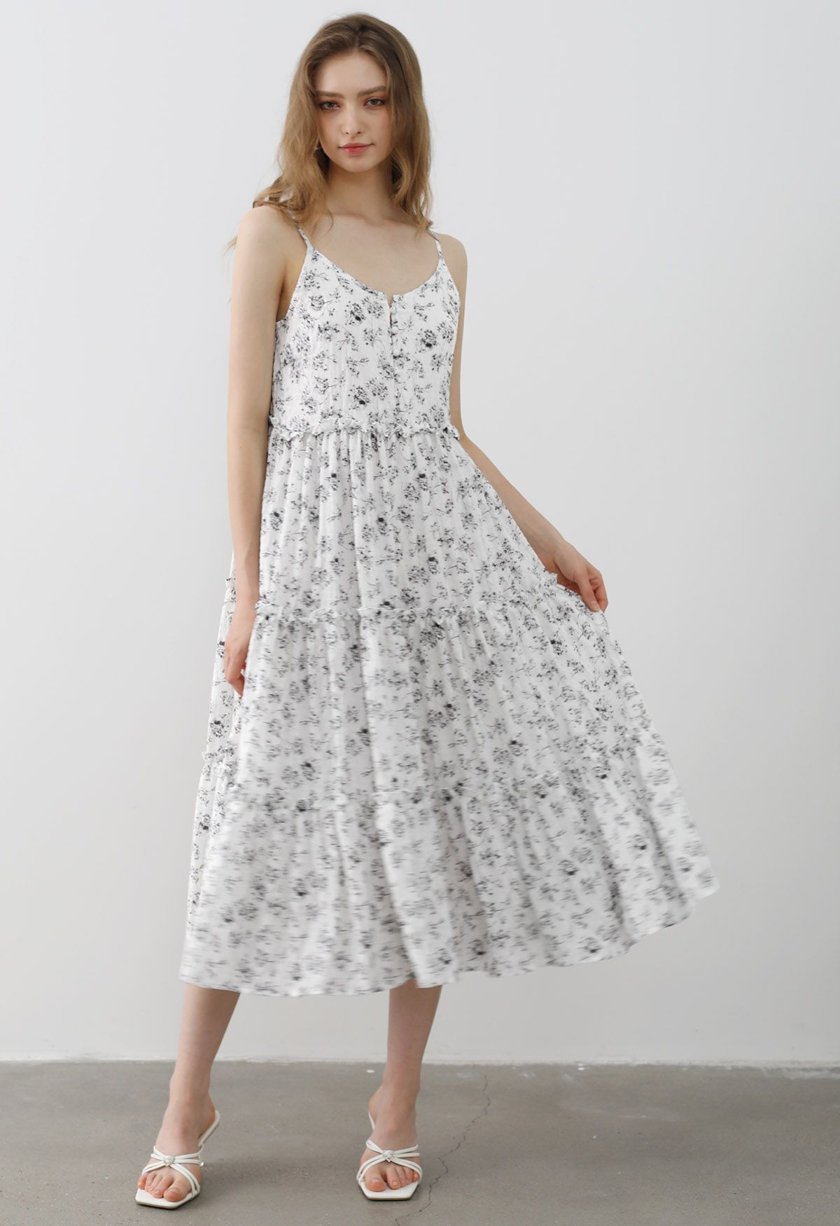 Robe mi-longue à bretelles florales boutonnée sur le devant et à volants, en blanc