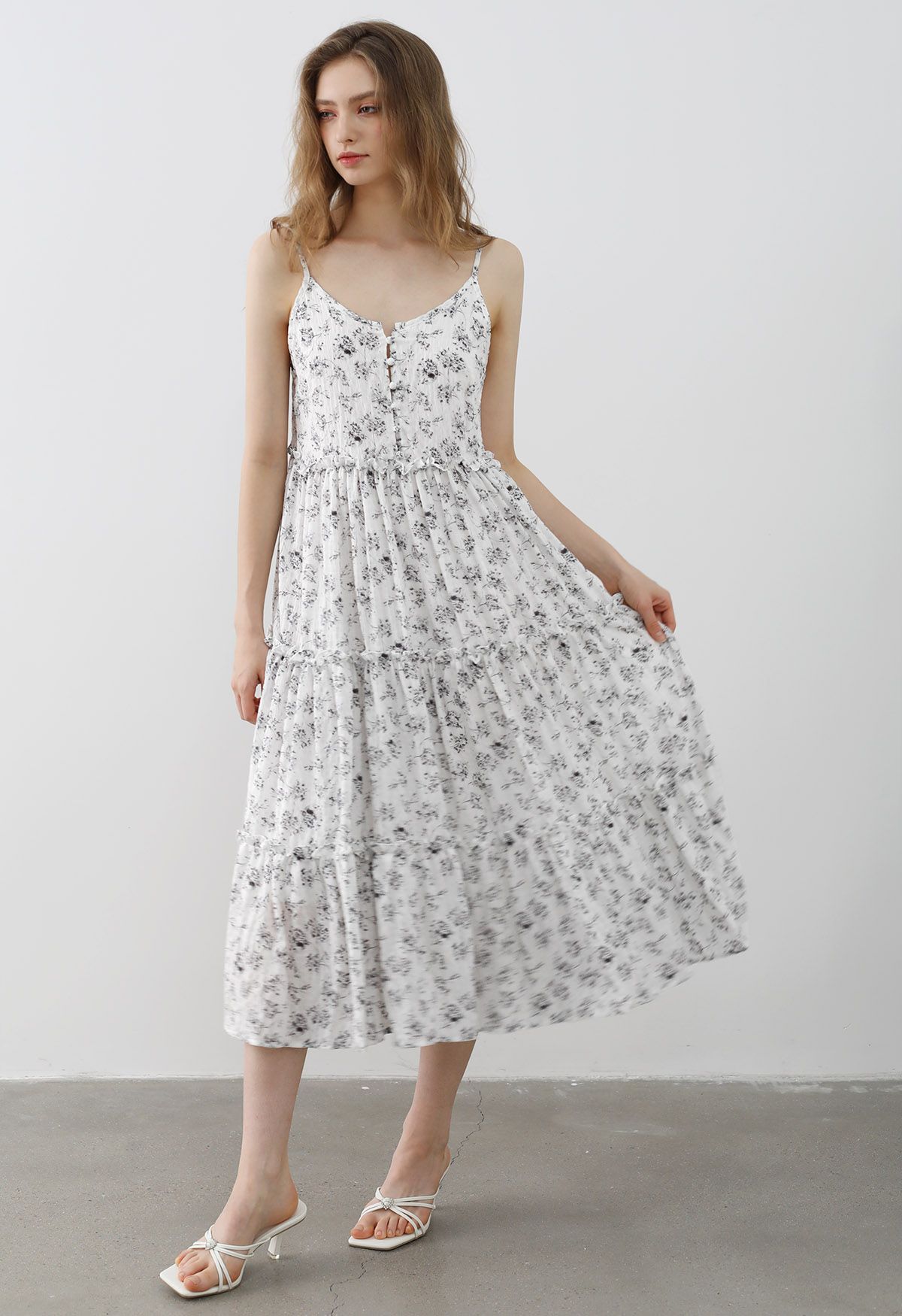 Robe mi-longue à bretelles florales boutonnée sur le devant et à volants, en blanc