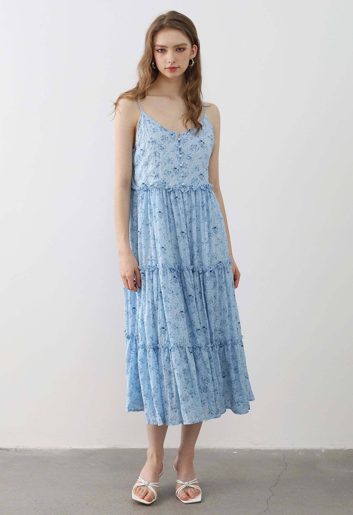 Robe mi-longue à bretelles fleurie boutonnée sur le devant et à volants, en bleu