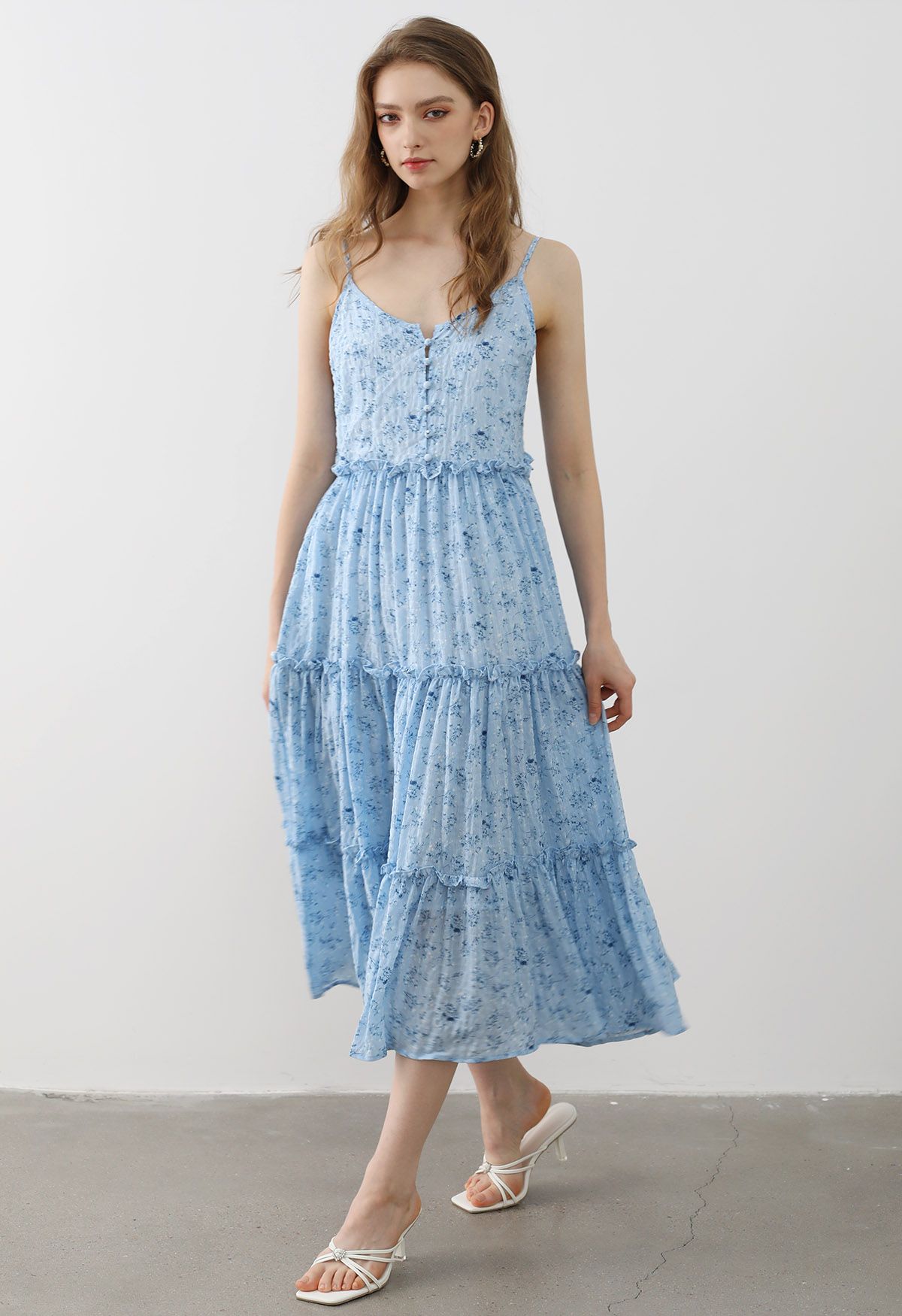 Robe mi-longue à bretelles fleurie boutonnée sur le devant et à volants, en bleu