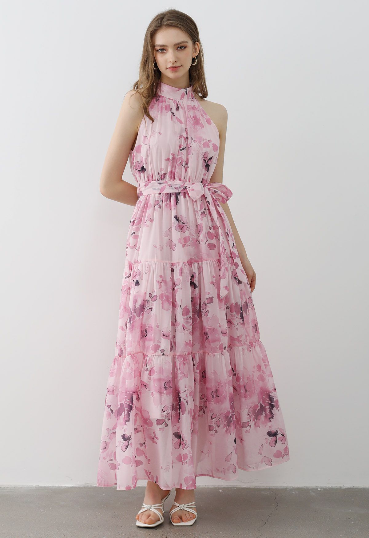 Robe longue florale à col licou et nouée à la taille en rose