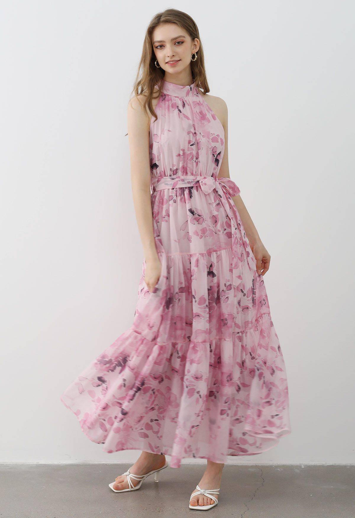 Robe longue florale à col licou et nouée à la taille en rose