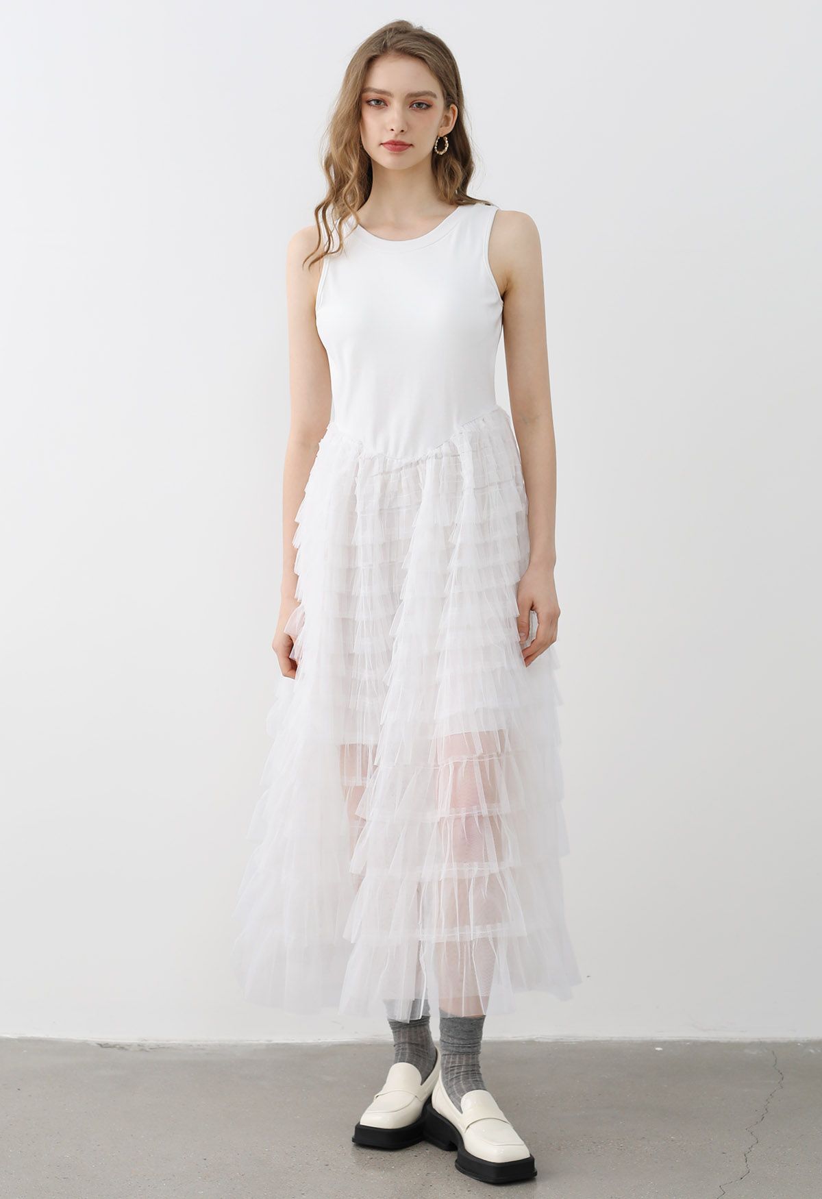 Robe longue sans manches en maille à plusieurs niveaux en blanc