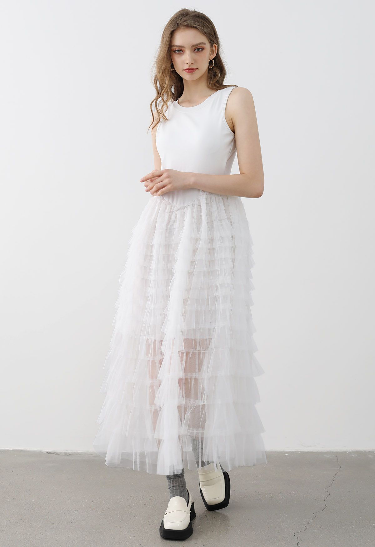 Robe longue sans manches en maille à plusieurs niveaux en blanc