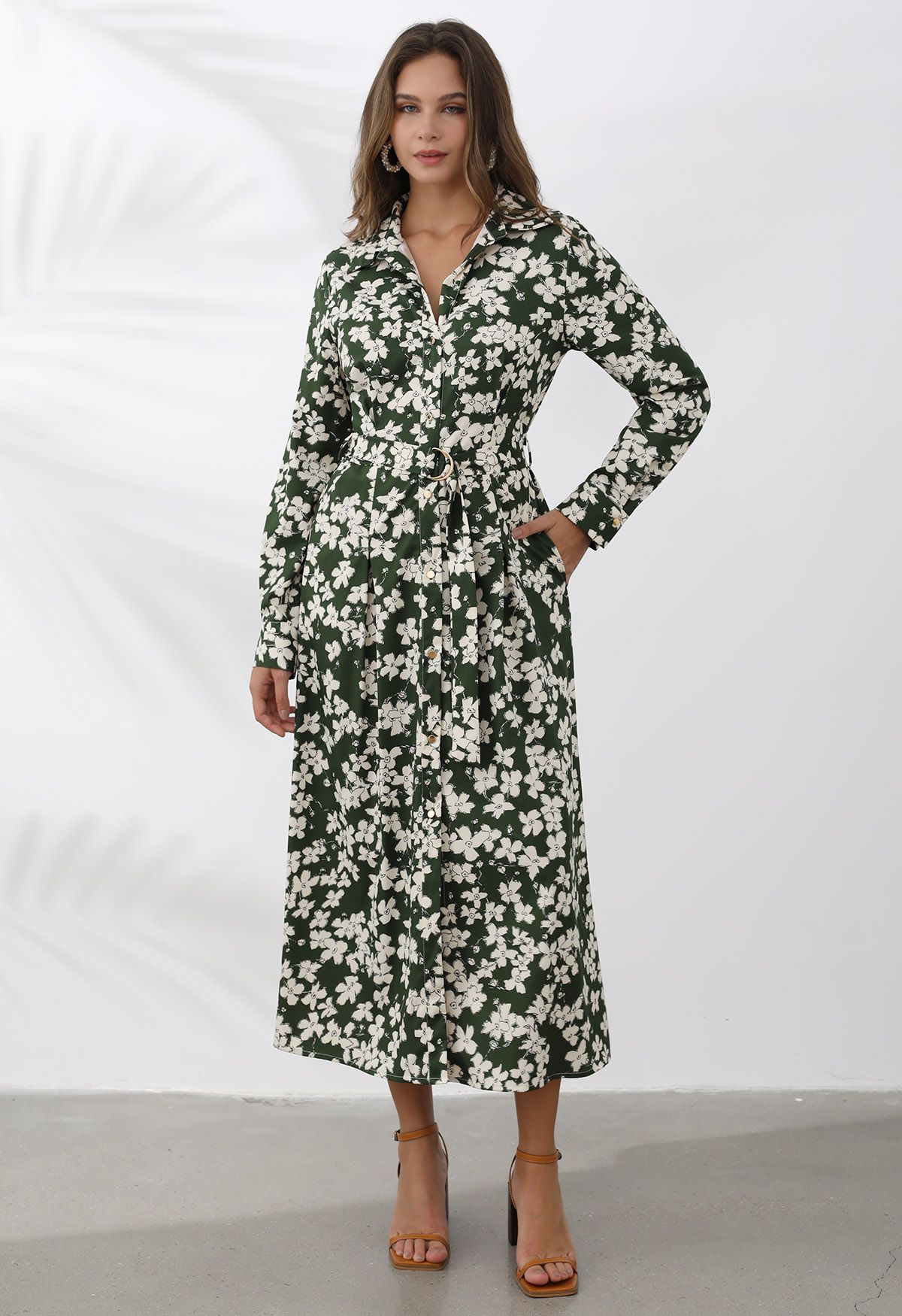 Robe longue ceinturée à imprimé floral et col en V