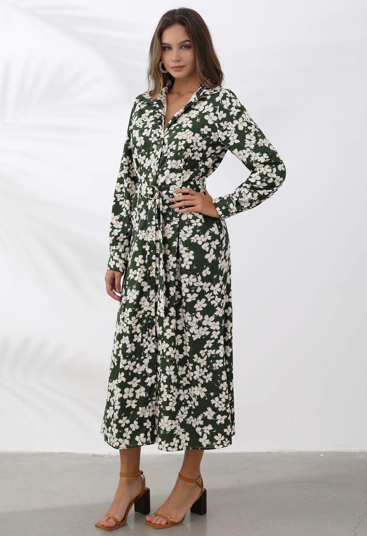 Robe longue ceinturée à imprimé floral et col en V