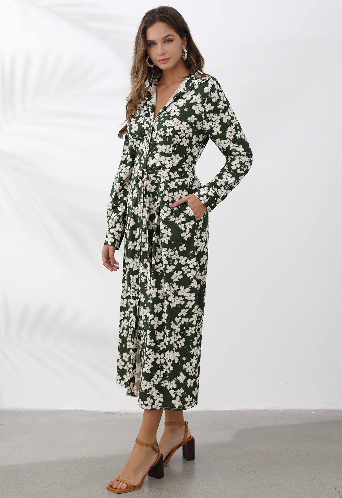 Robe longue ceinturée à imprimé floral et col en V