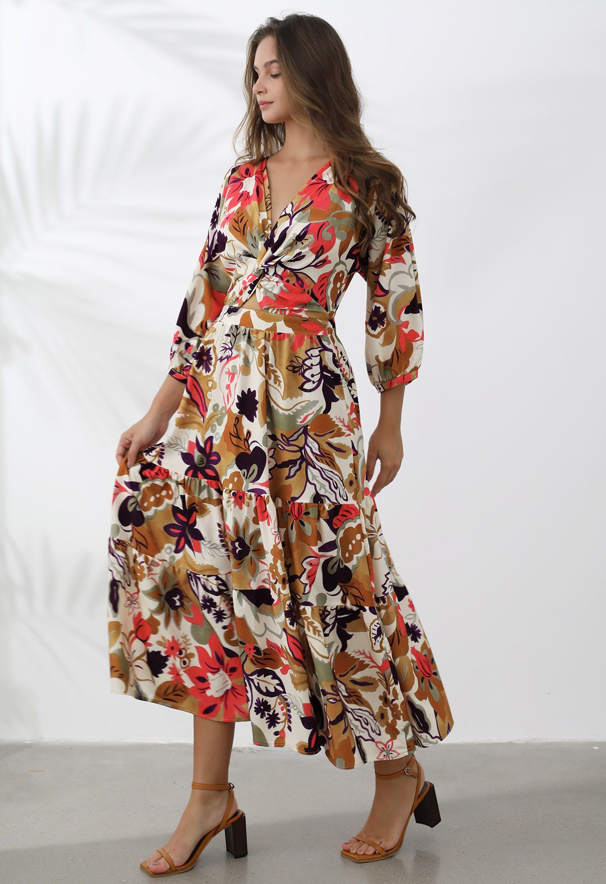 Robe longue à découpes croisées imprimée d'été tropical