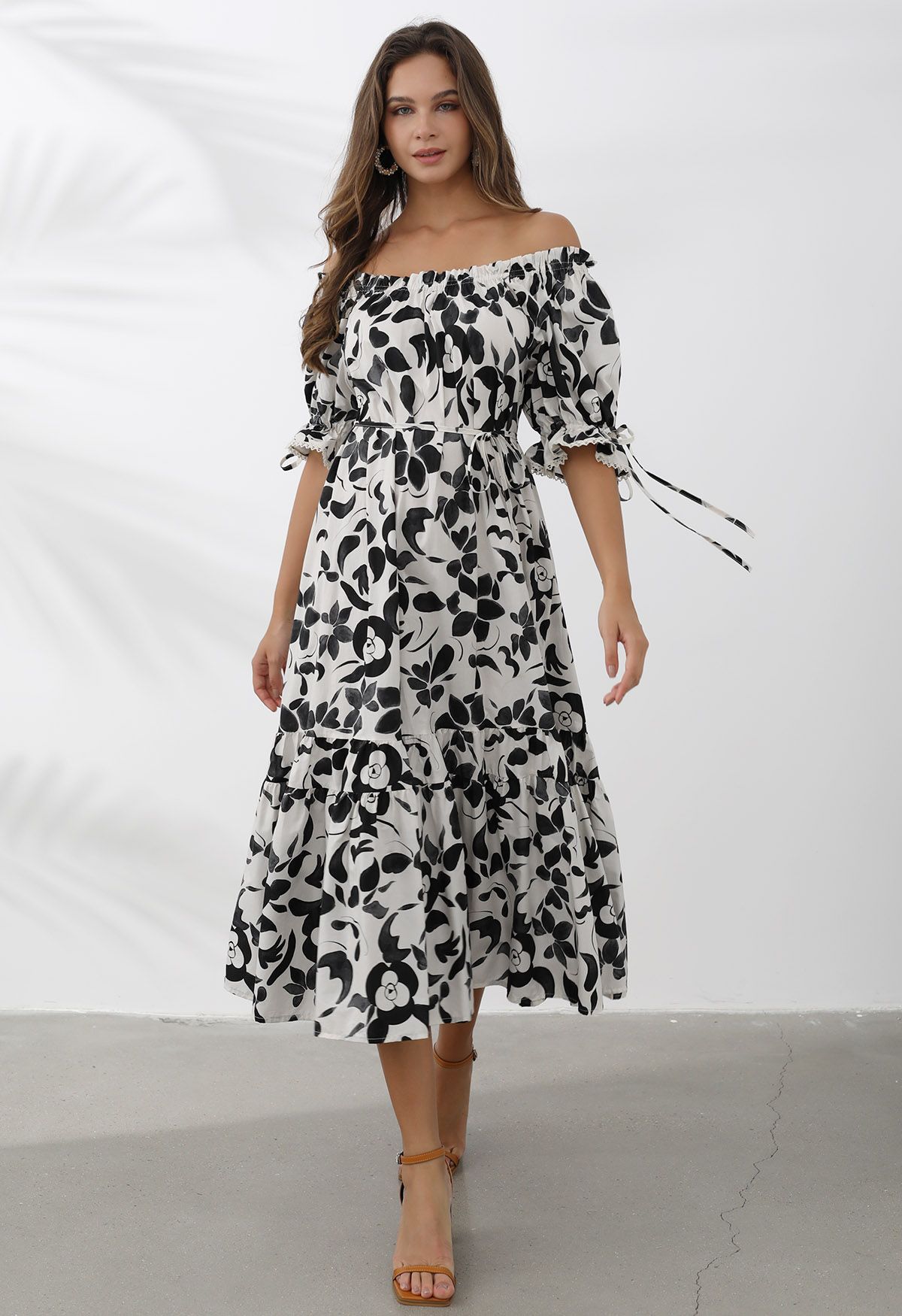 Robe en coton à volants et épaules dénudées à fleurs noires