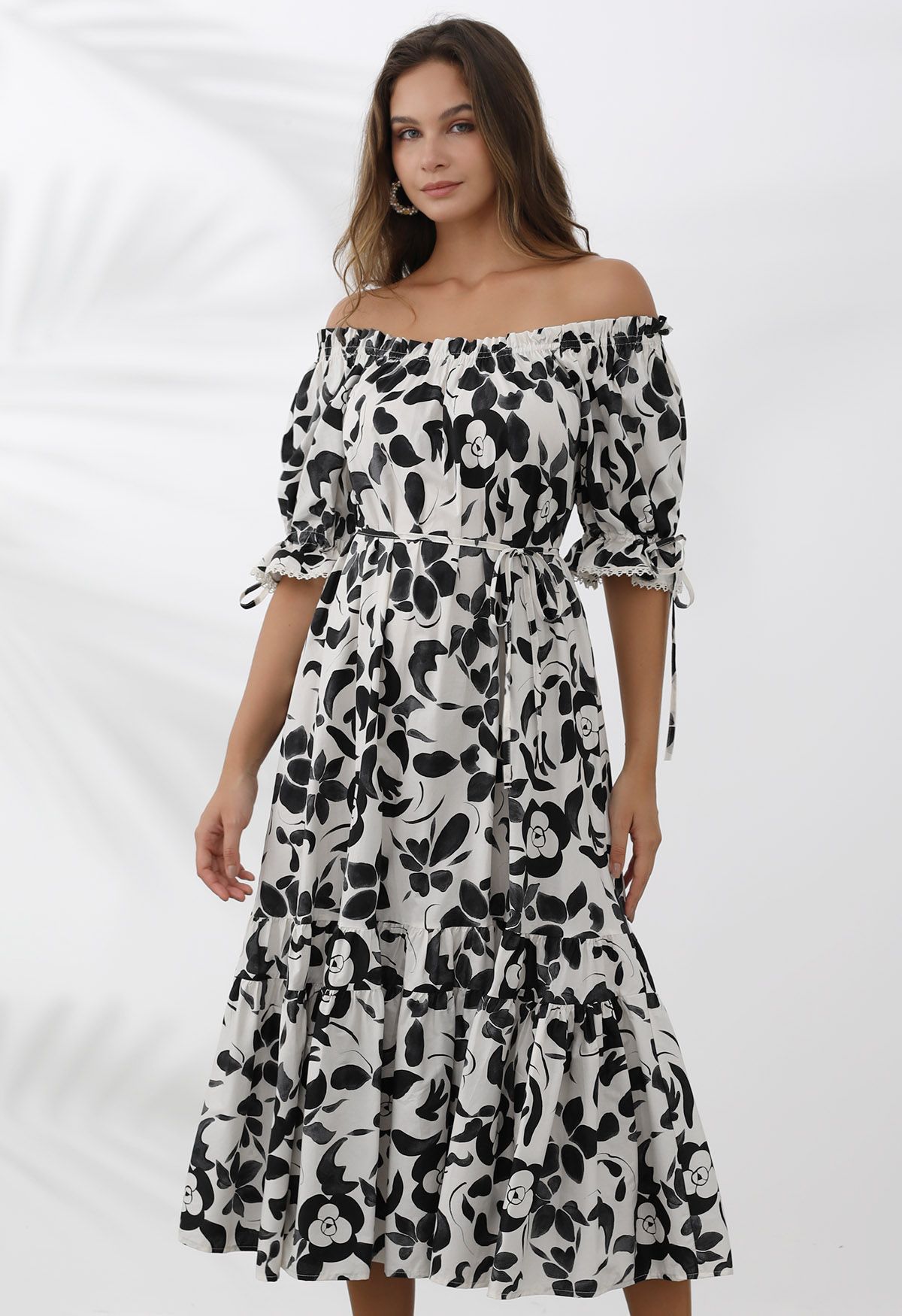 Robe en coton à volants et épaules dénudées à fleurs noires