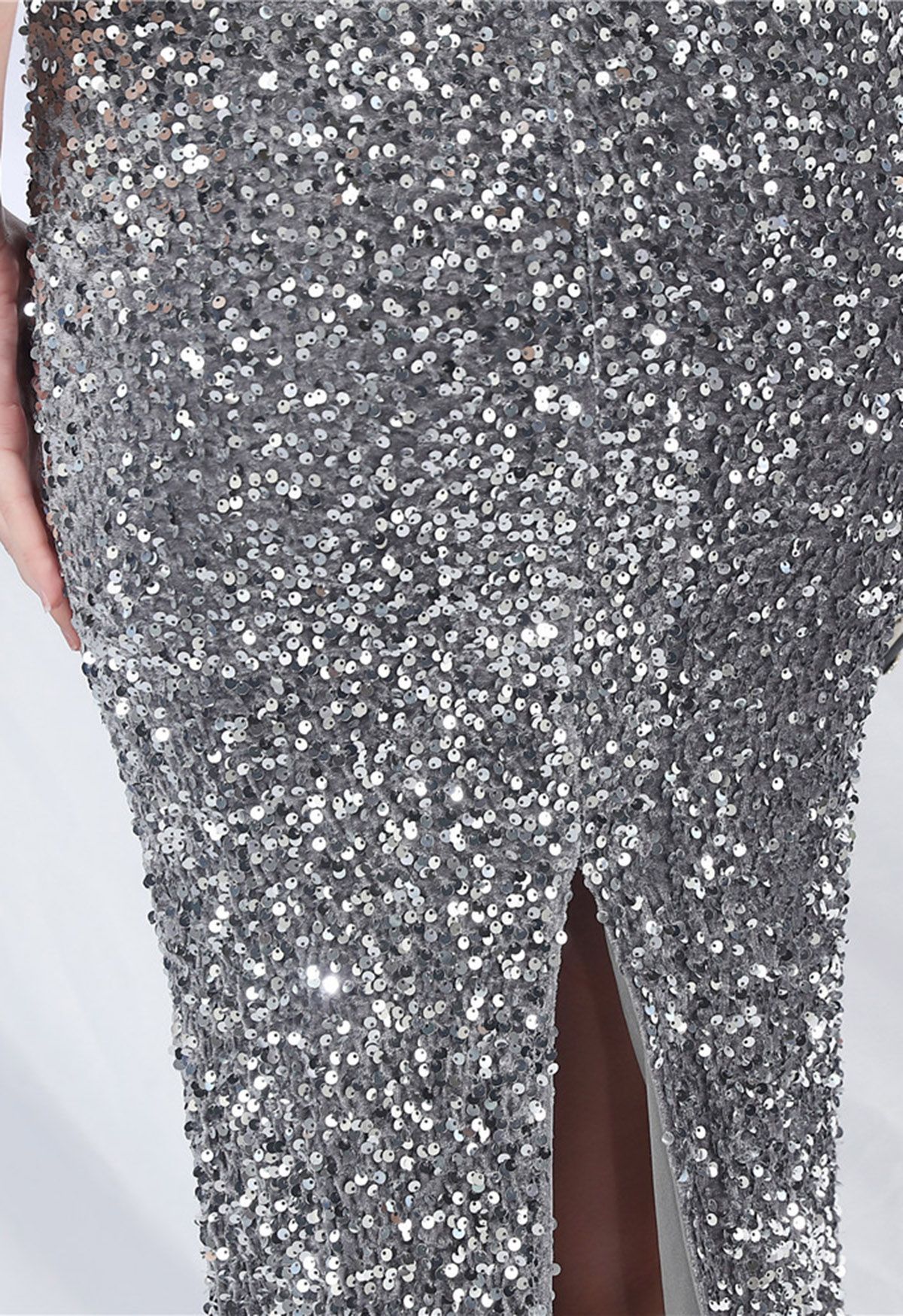 Robe caraco en velours fendue à paillettes scintillantes en gris