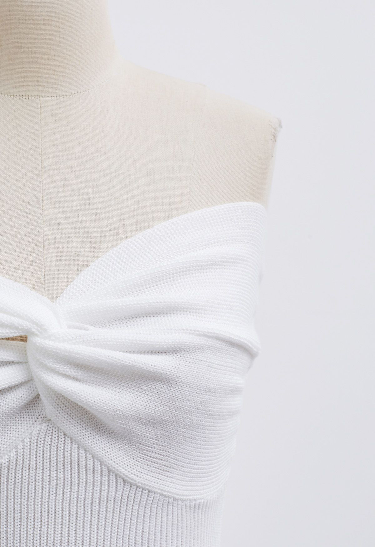 Mini-robe ajustée en tricot nouée sur le devant en blanc