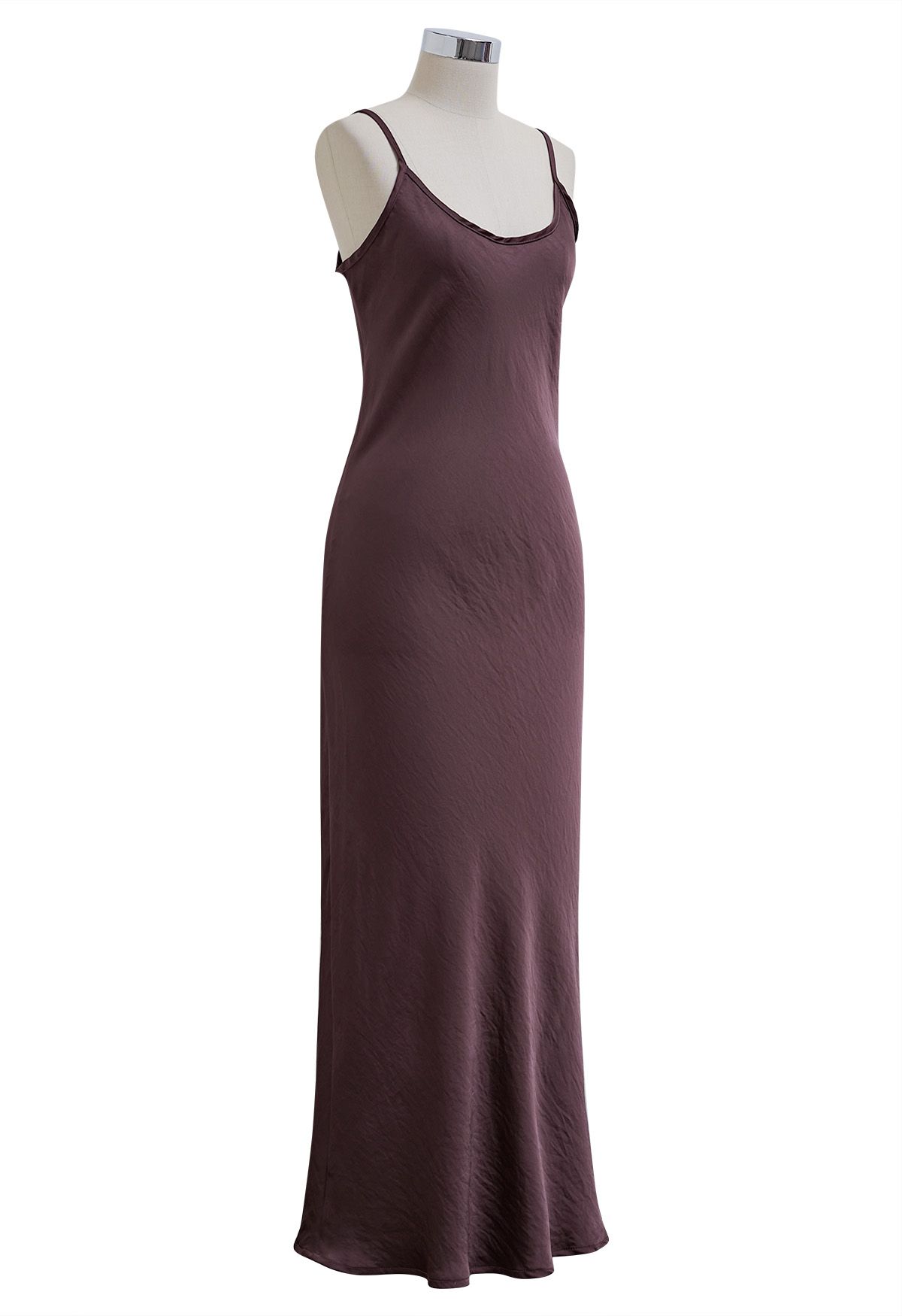 Robe longue dos nu en satin texturé en prune