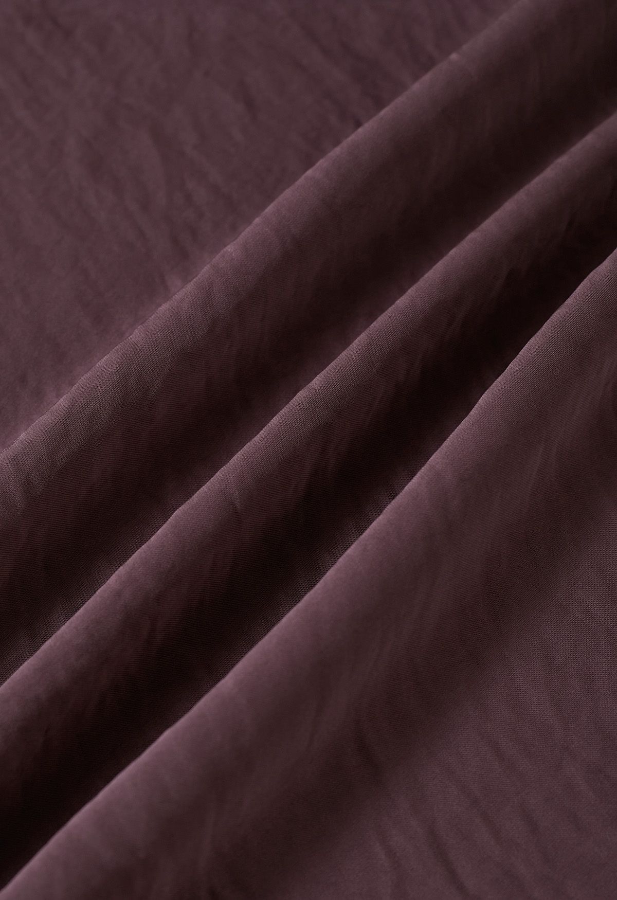 Robe longue dos nu en satin texturé en prune