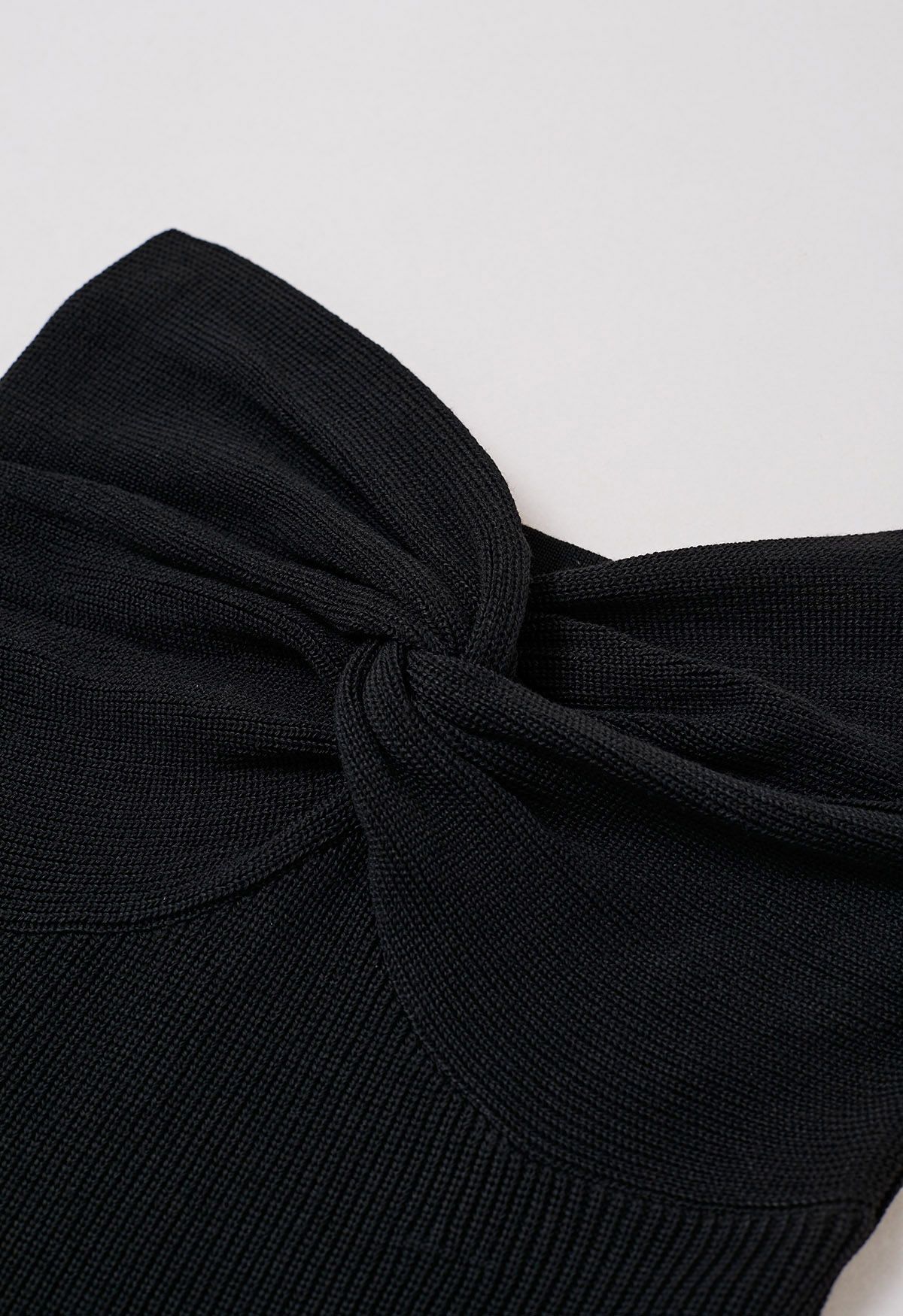 Mini-robe ajustée en tricot nouée sur le devant en noir