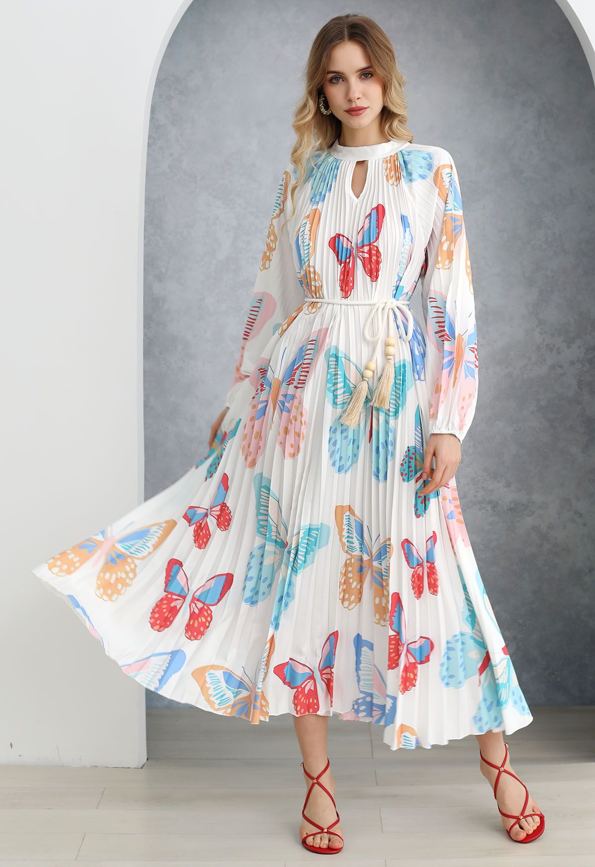 Robe longue plissée à découpes en accordéon papillon flottant