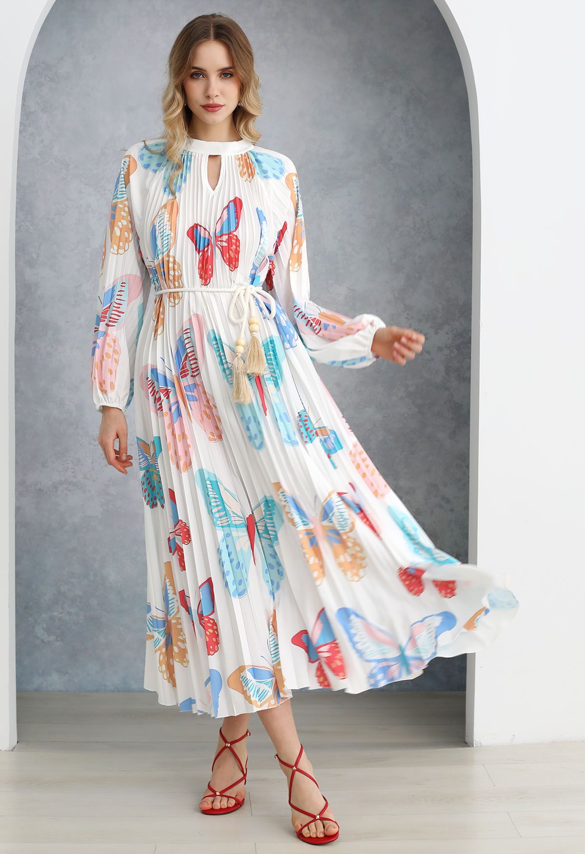 Robe longue plissée à découpes en accordéon papillon flottant