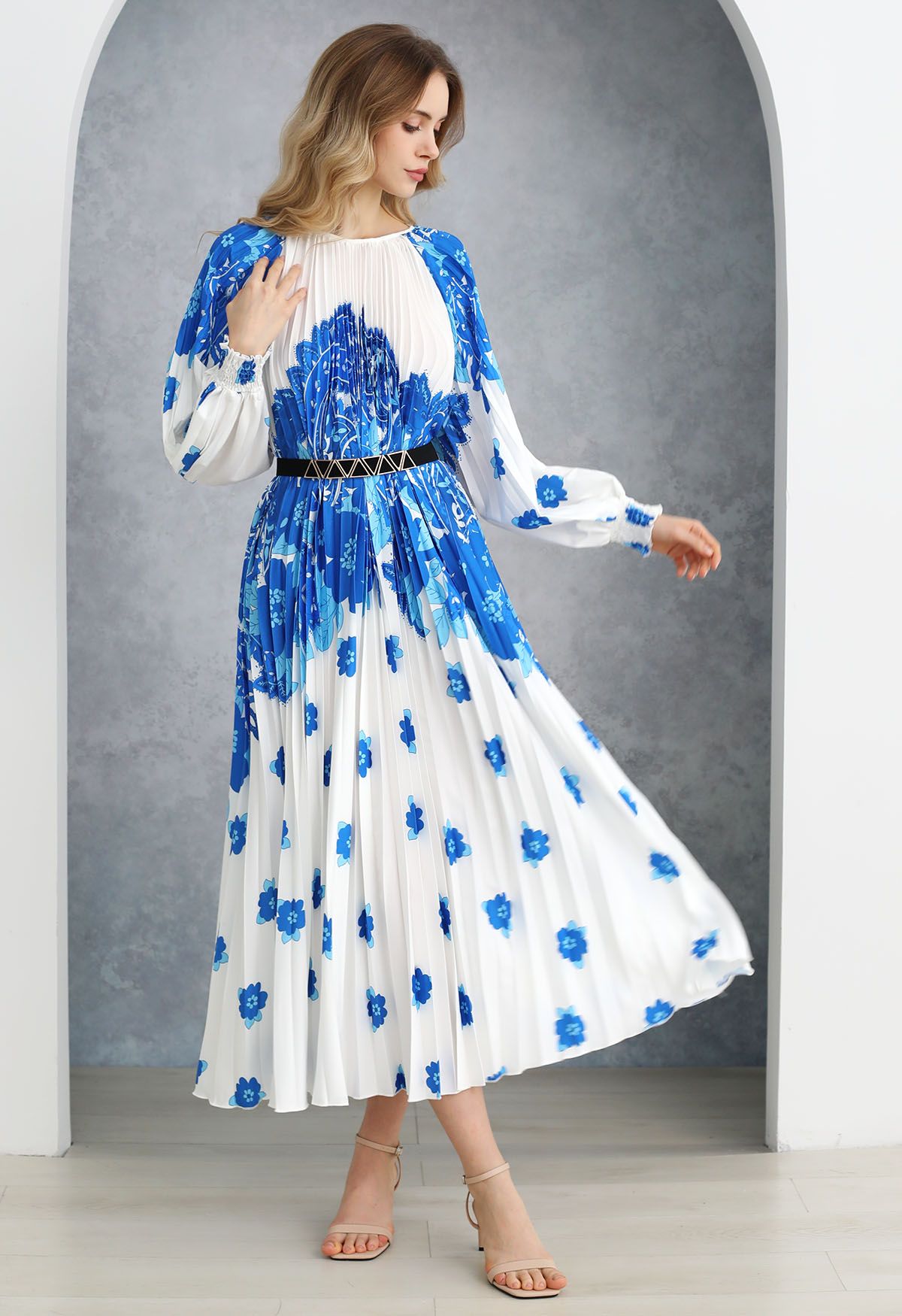 Blossoming Day - Robe longue plissée aquarelle en bleu