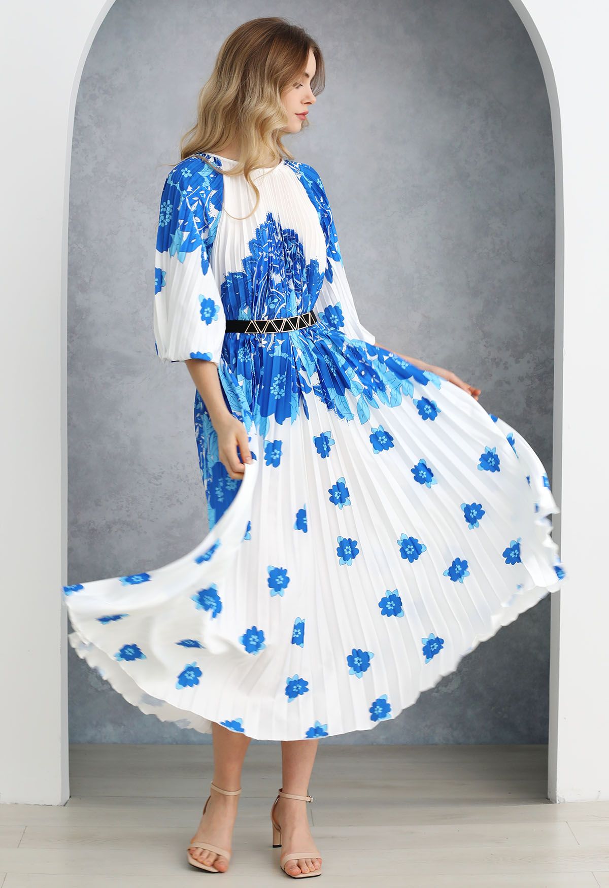 Blossoming Day - Robe longue plissée aquarelle en bleu