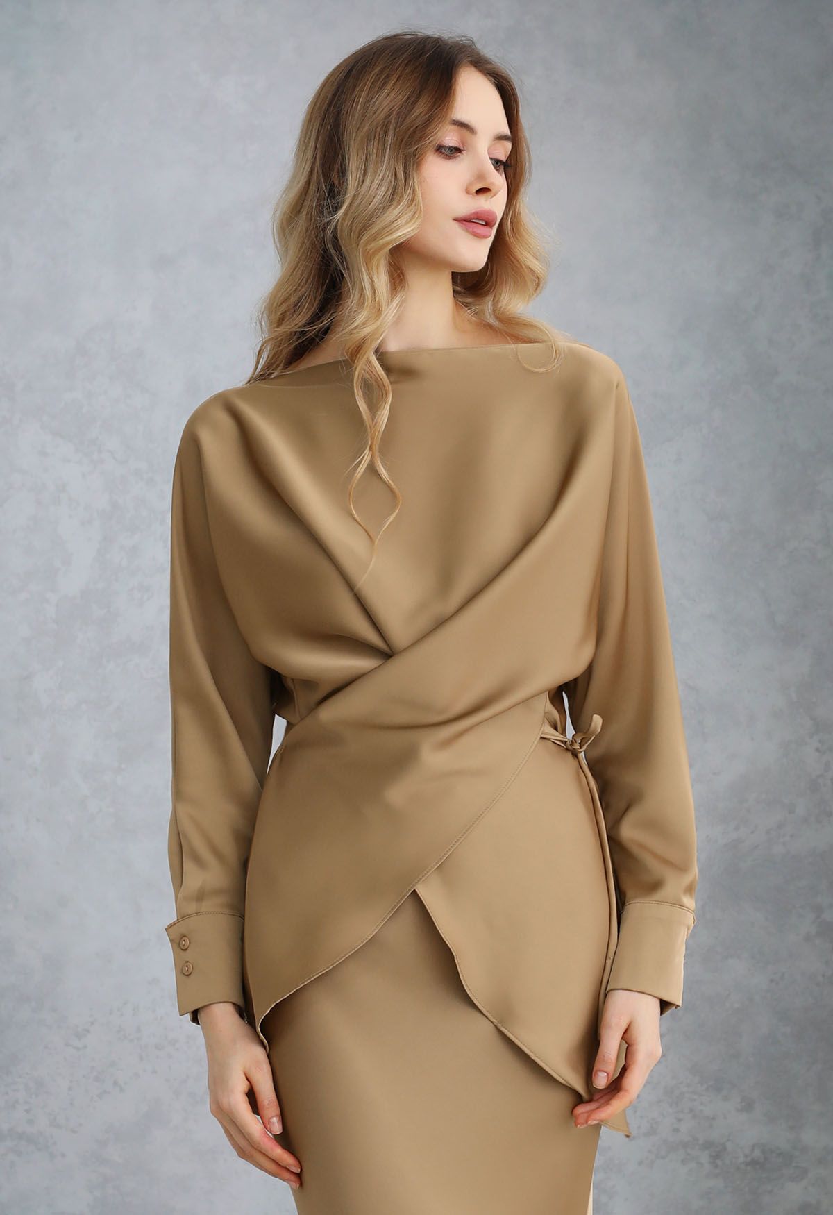 Haut en satin à taille croisée et col bateau, beige