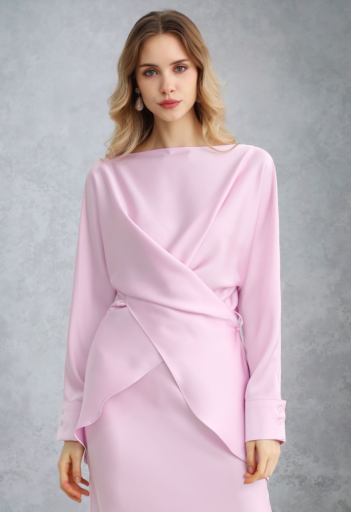 Haut en satin à taille croisée et col bateau en rose