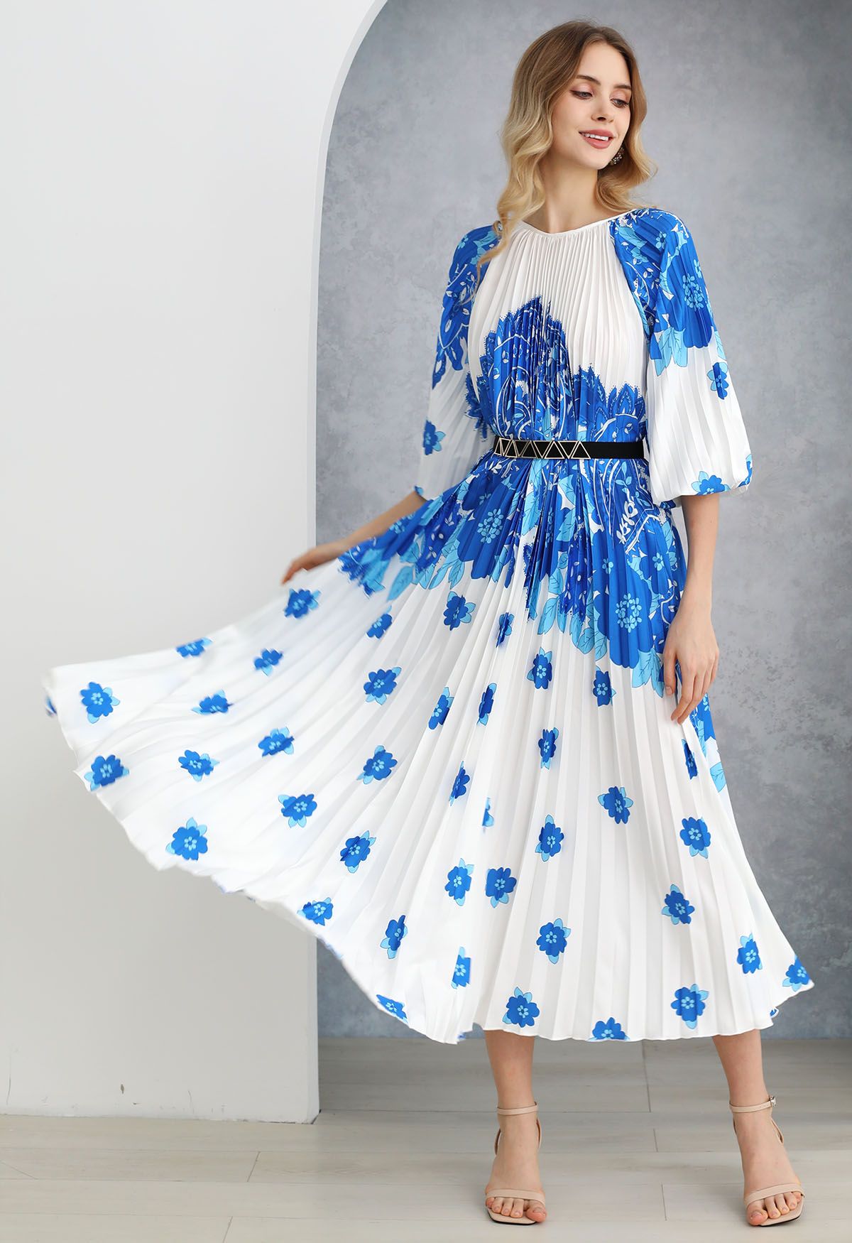 Blossoming Day - Robe longue plissée aquarelle en bleu