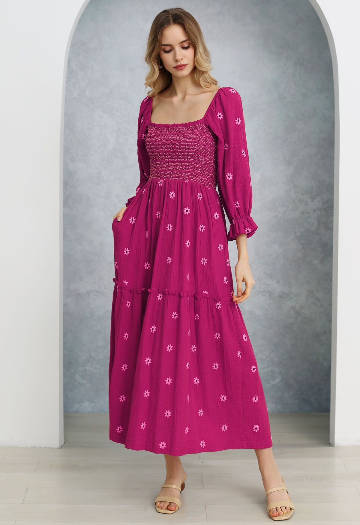 Robe midi à col carré brodée Floret en rose vif