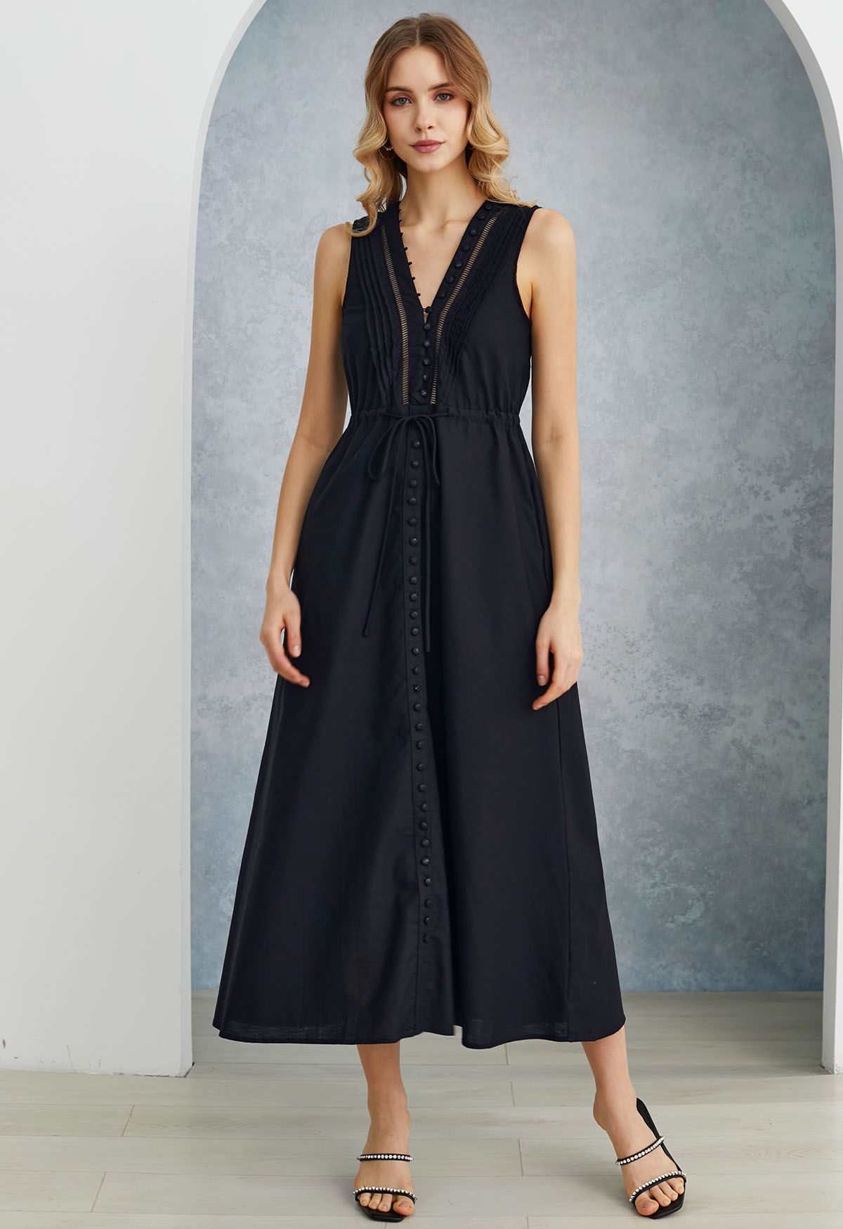 Robe sans manches boutonnée à col en V en noir