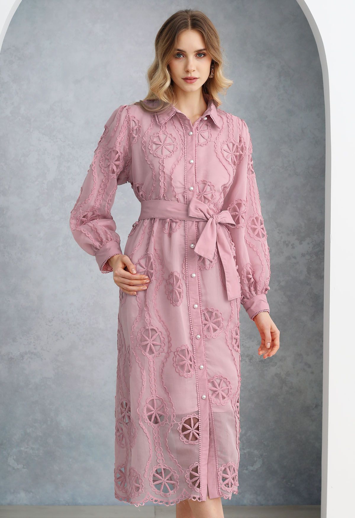 Robe mi-longue boutonnée au crochet découpée en rose