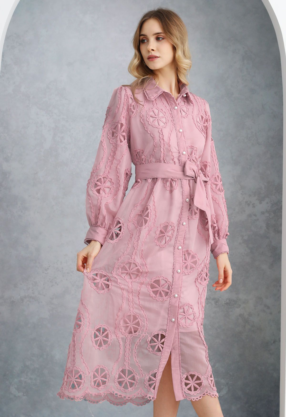 Robe mi-longue boutonnée au crochet découpée en rose