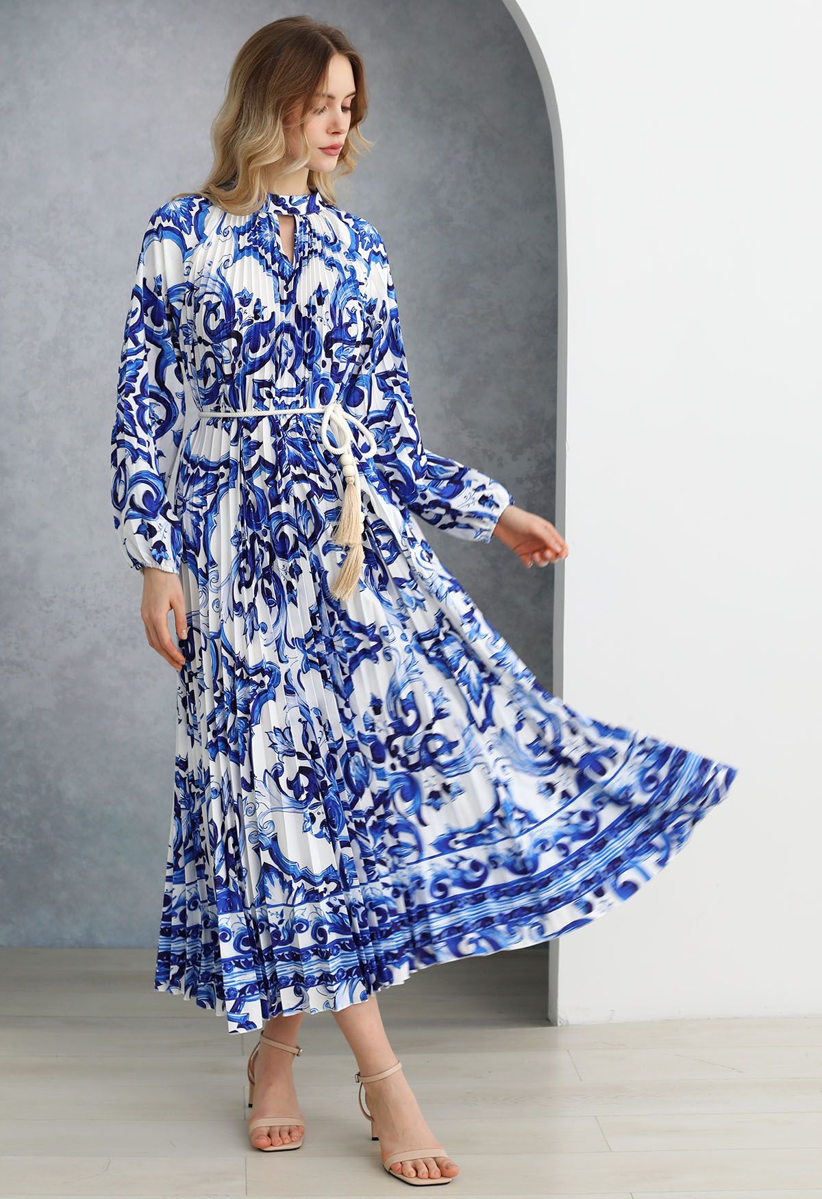 Robe longue bleue à découpes plissées en accordéon et carreaux