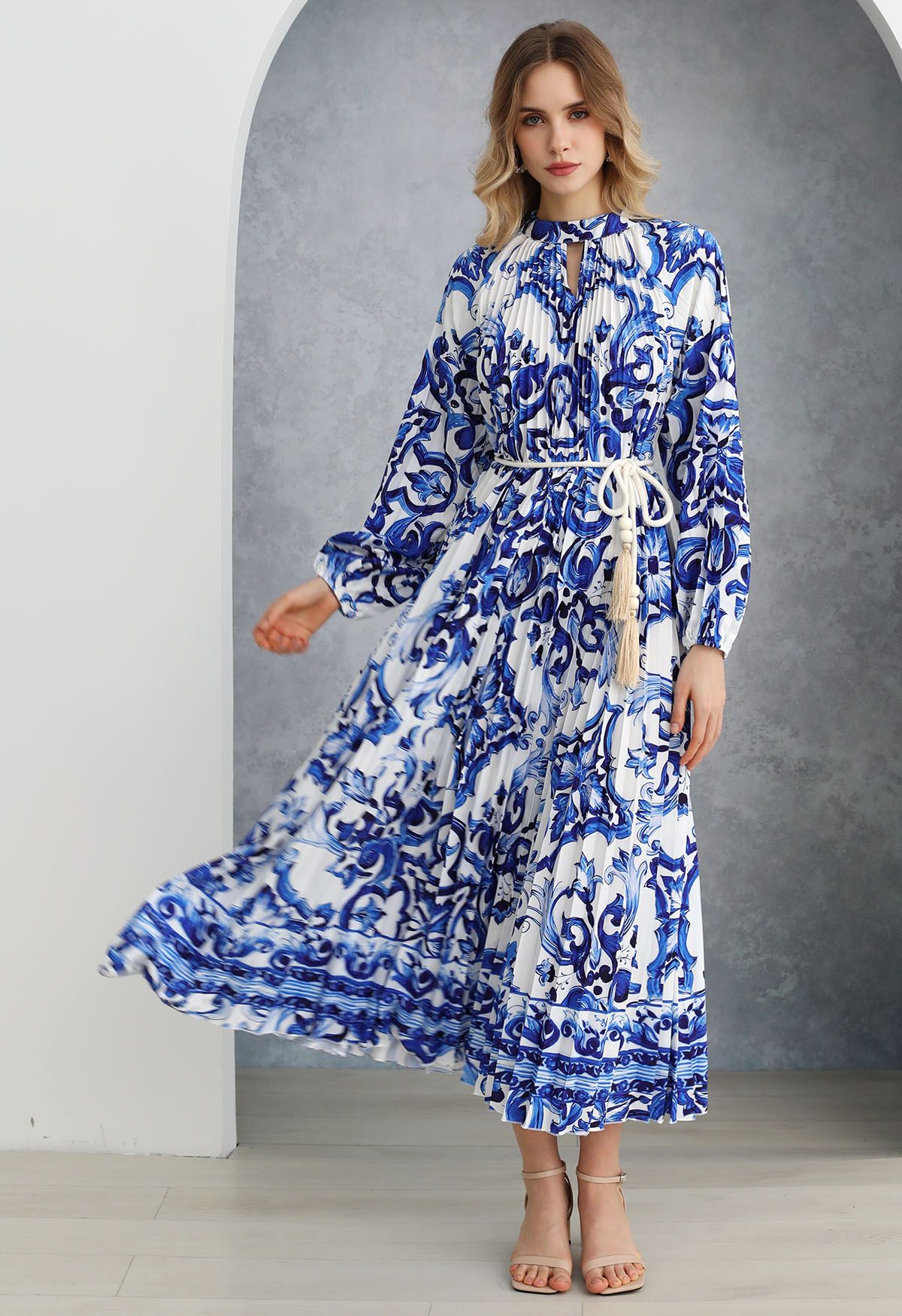 Robe longue bleue à découpes plissées en accordéon et carreaux