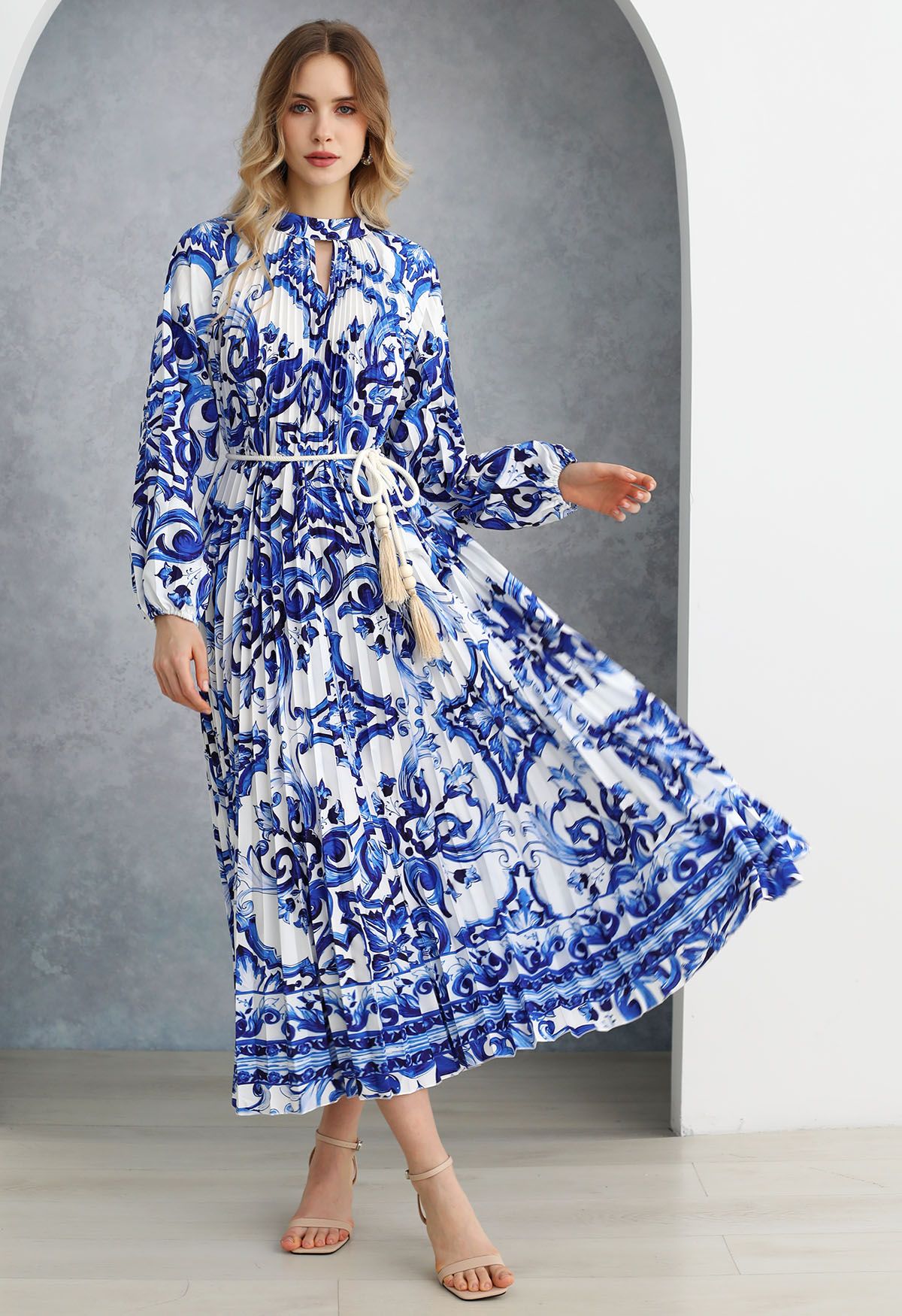 Robe longue bleue à découpes plissées en accordéon et carreaux