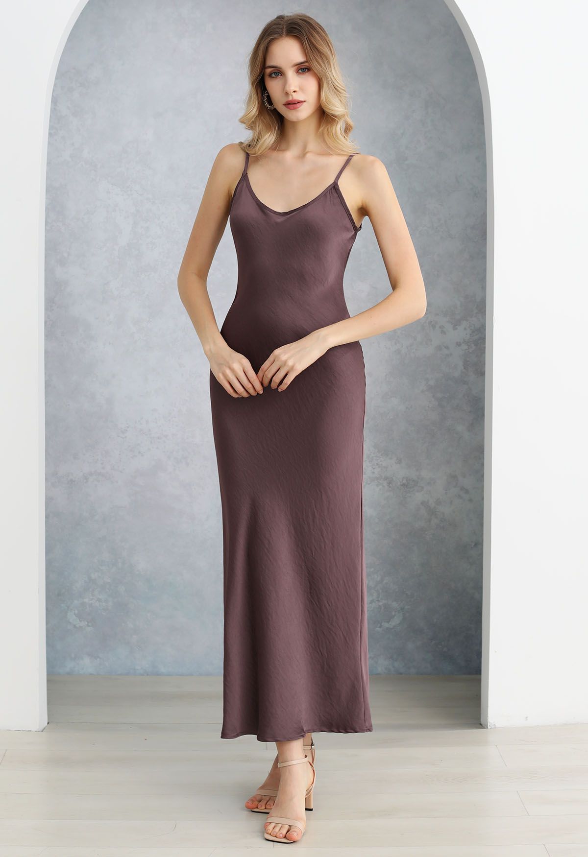 Robe longue dos nu en satin texturé en prune